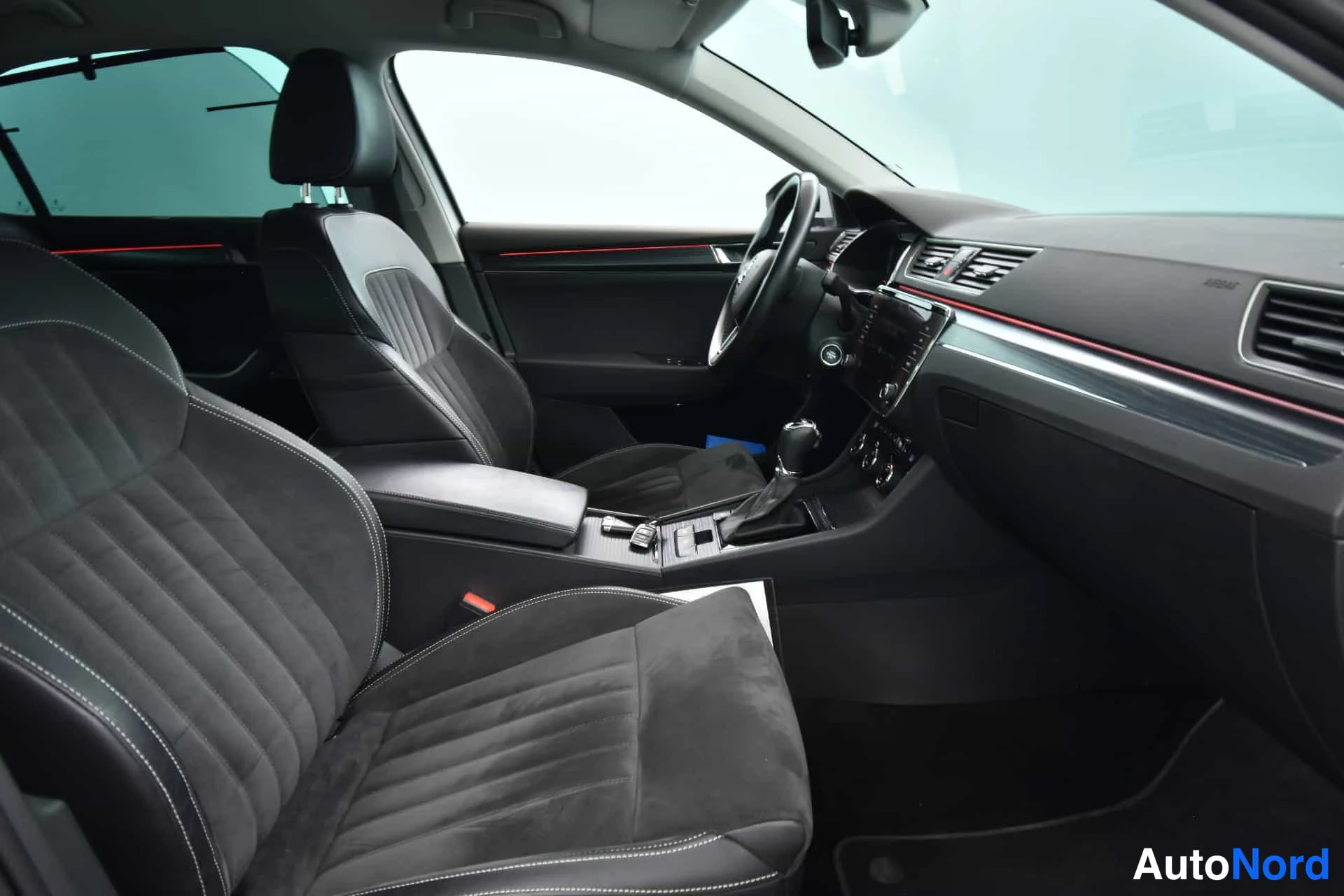 Valkoinen Skoda Superb 2020, ohjaamo, kuva 16