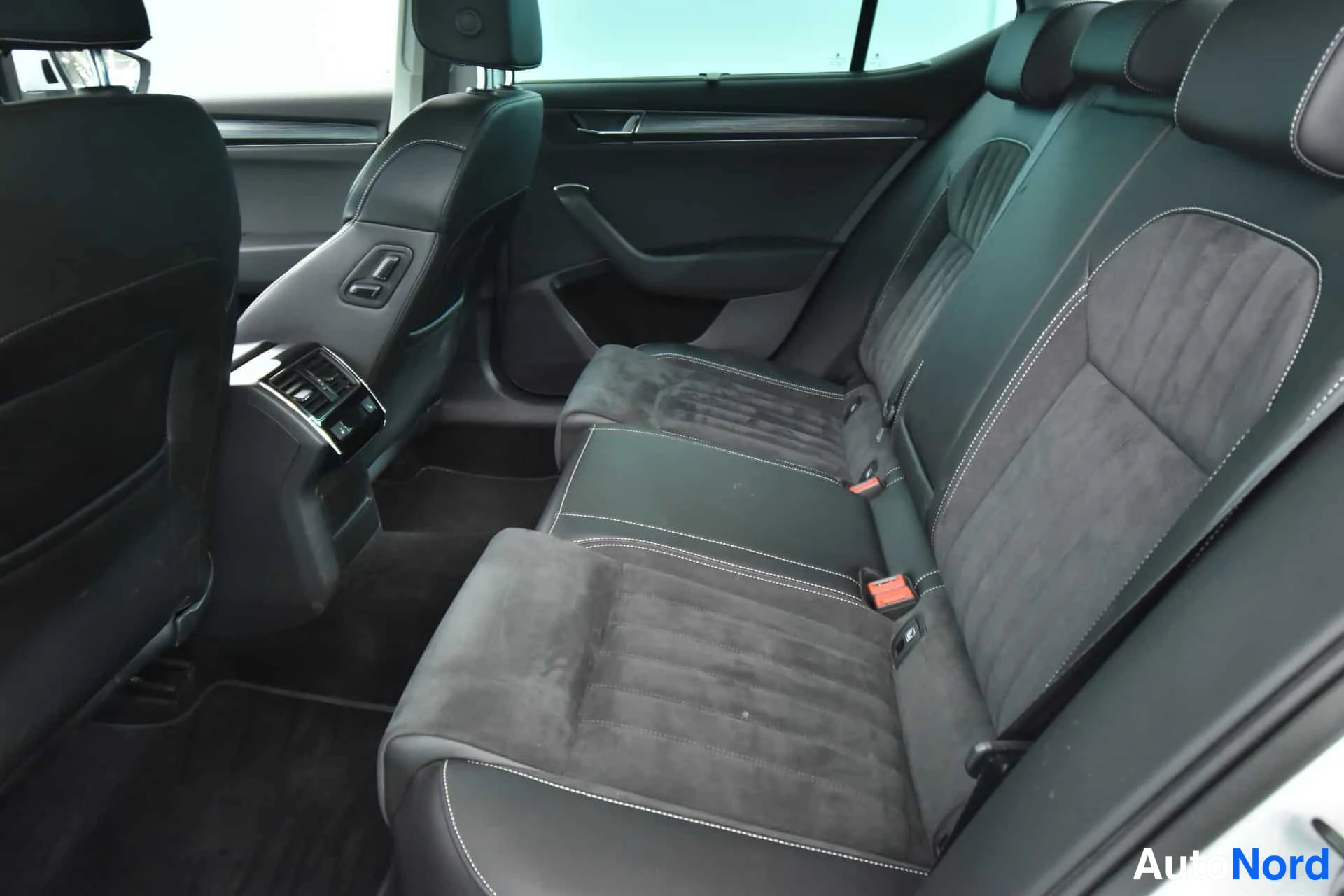Valkoinen Skoda Superb 2020, takaistuimet, kuva 18
