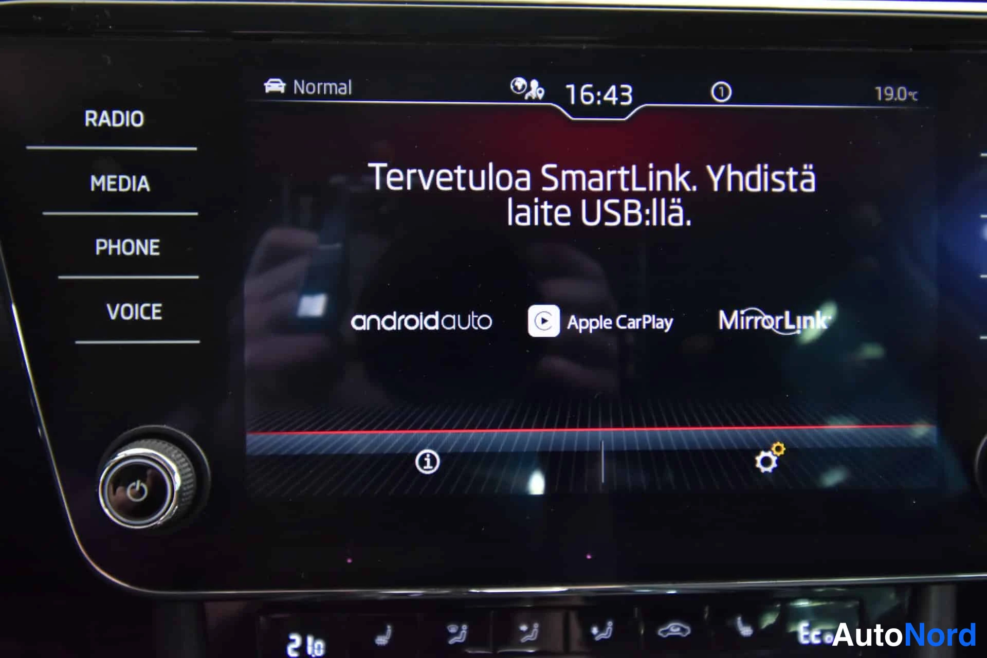 Valkoinen Skoda Superb 2020, yksityiskohta, kuva 21