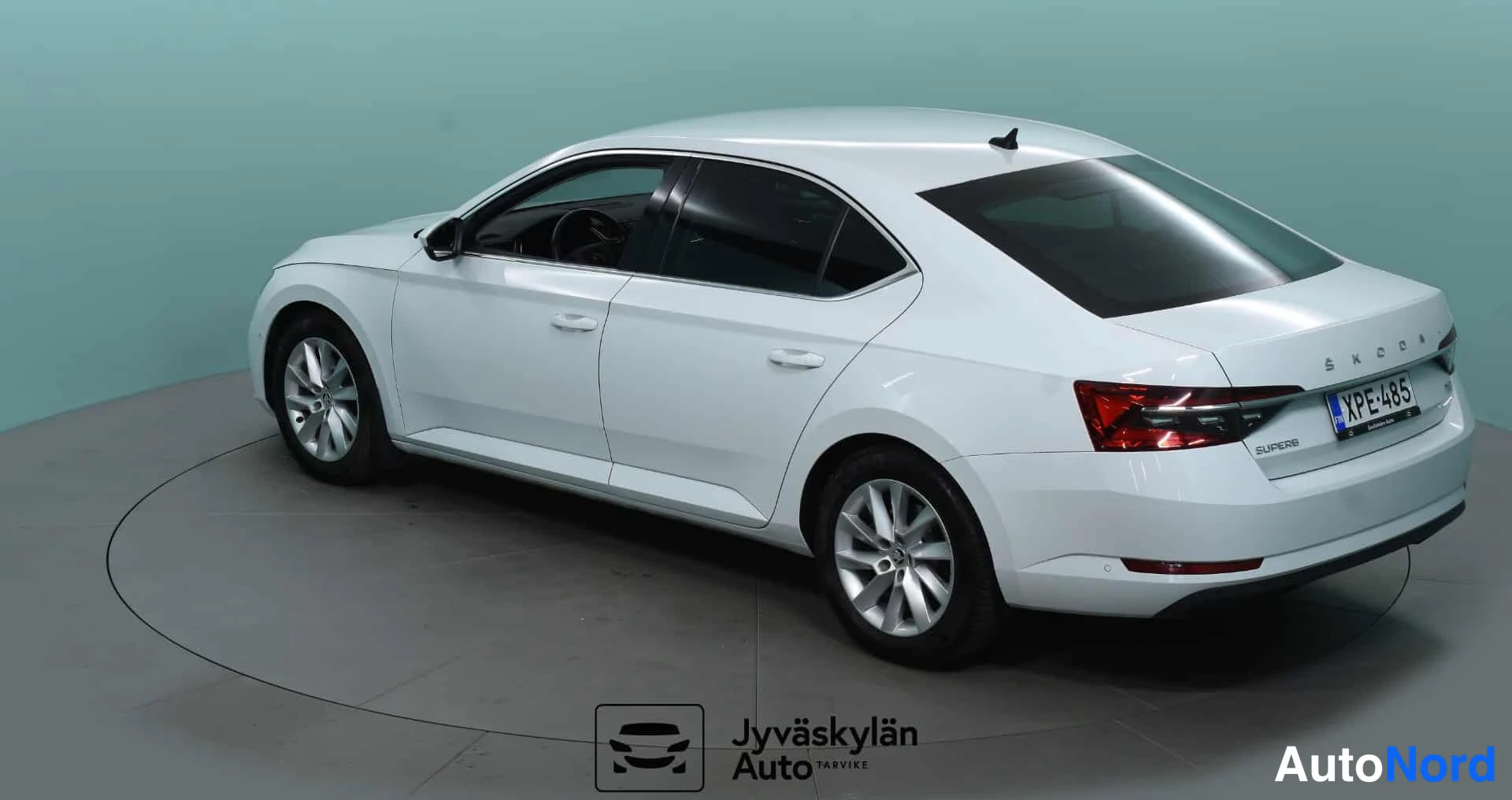Valkoinen Skoda Superb 2020, takaviisto, kuva 8