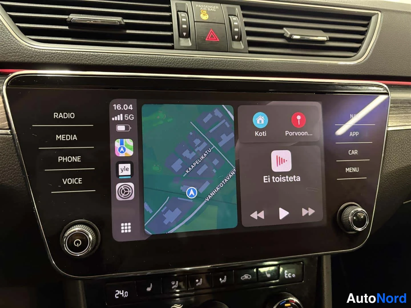 Valkoinen Skoda Superb 2020, yksityiskohta, kuva 26
