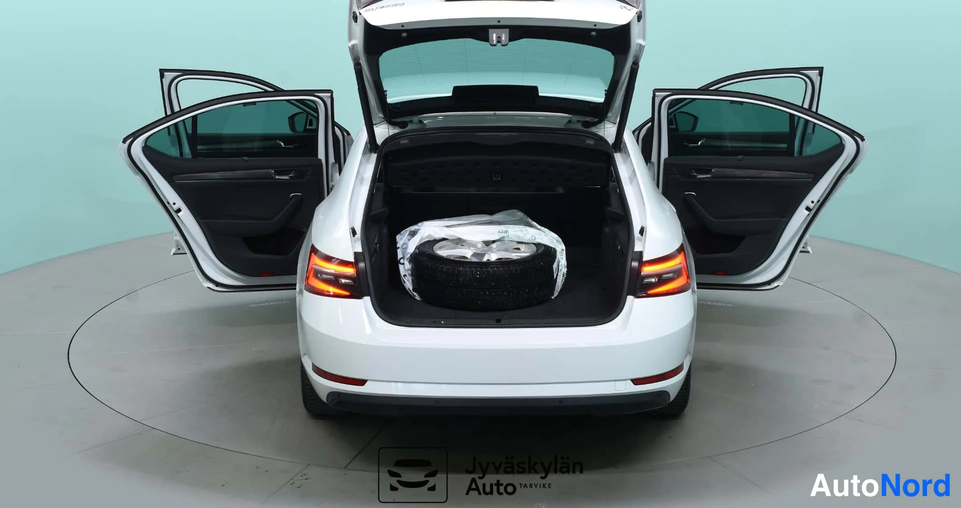 Valkoinen Skoda Superb 2020, takaa, kuva 12