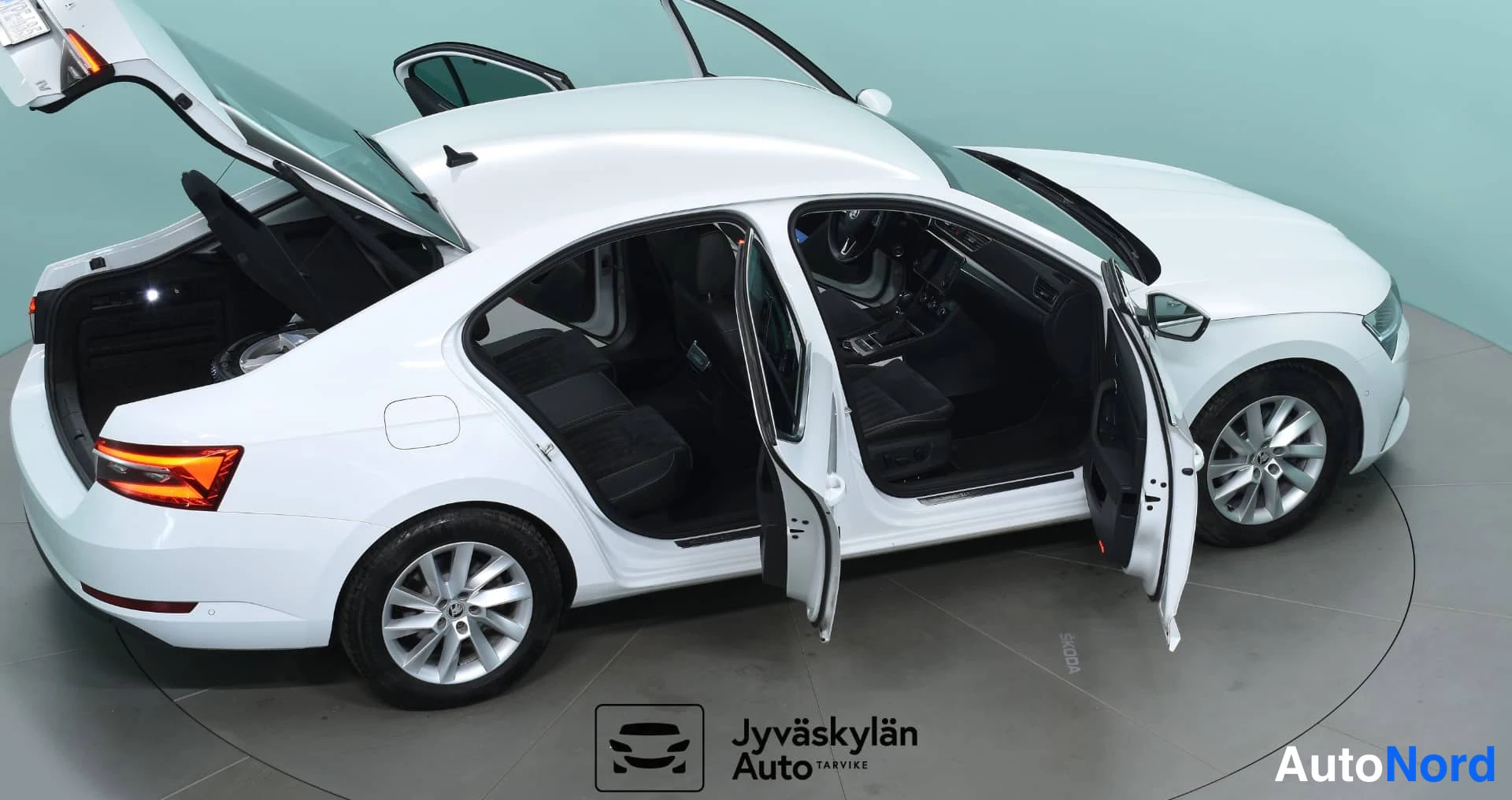 Valkoinen Skoda Superb 2020, takaviisto, kuva 10