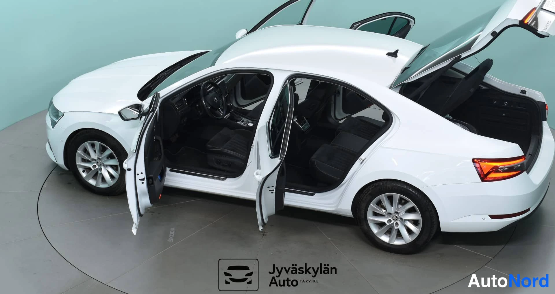 Valkoinen Skoda Superb 2020, etuviisto, keula vasemmalle, kuva 3