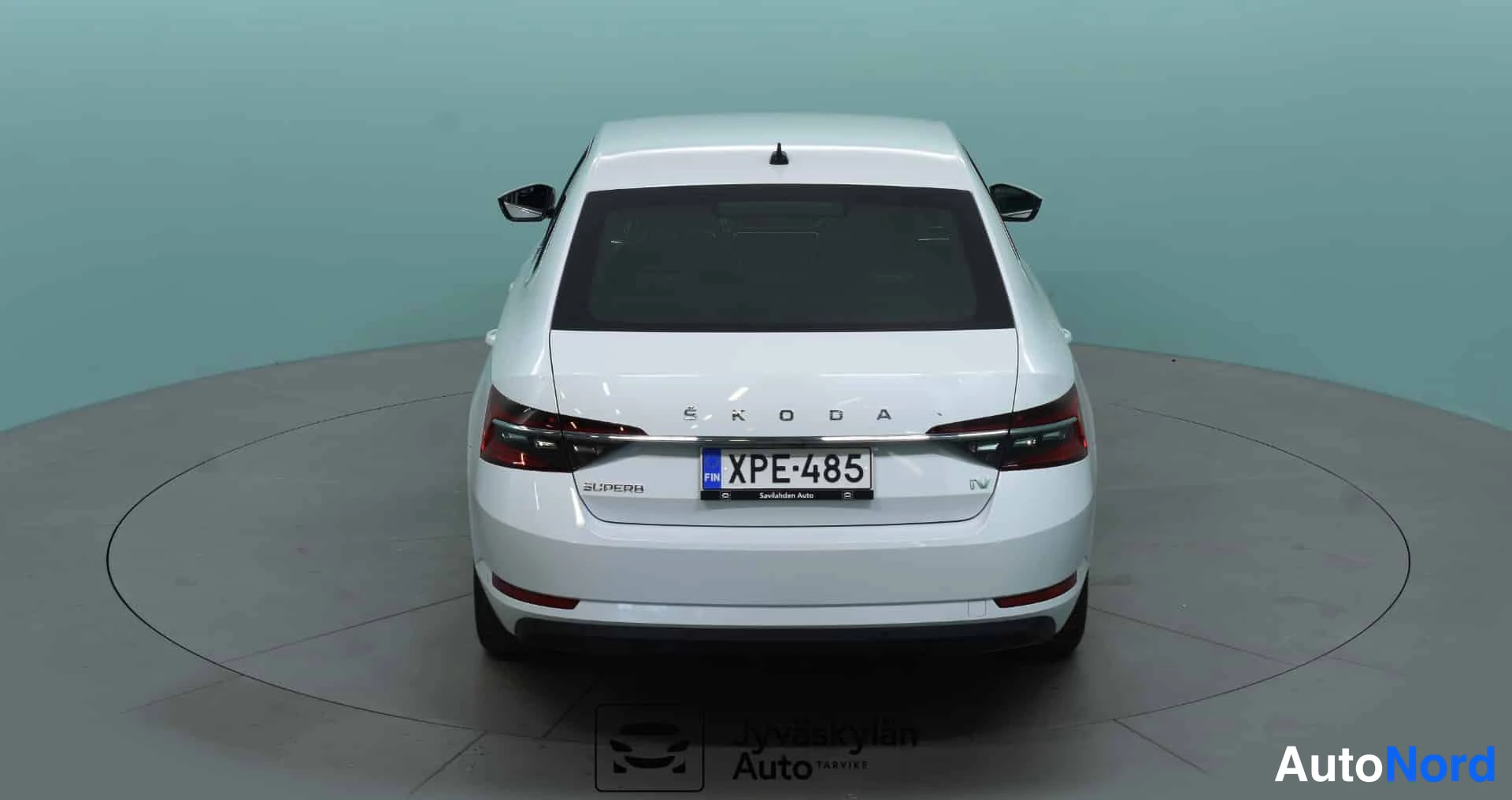 Valkoinen Skoda Superb 2020, takaa, kuva 11