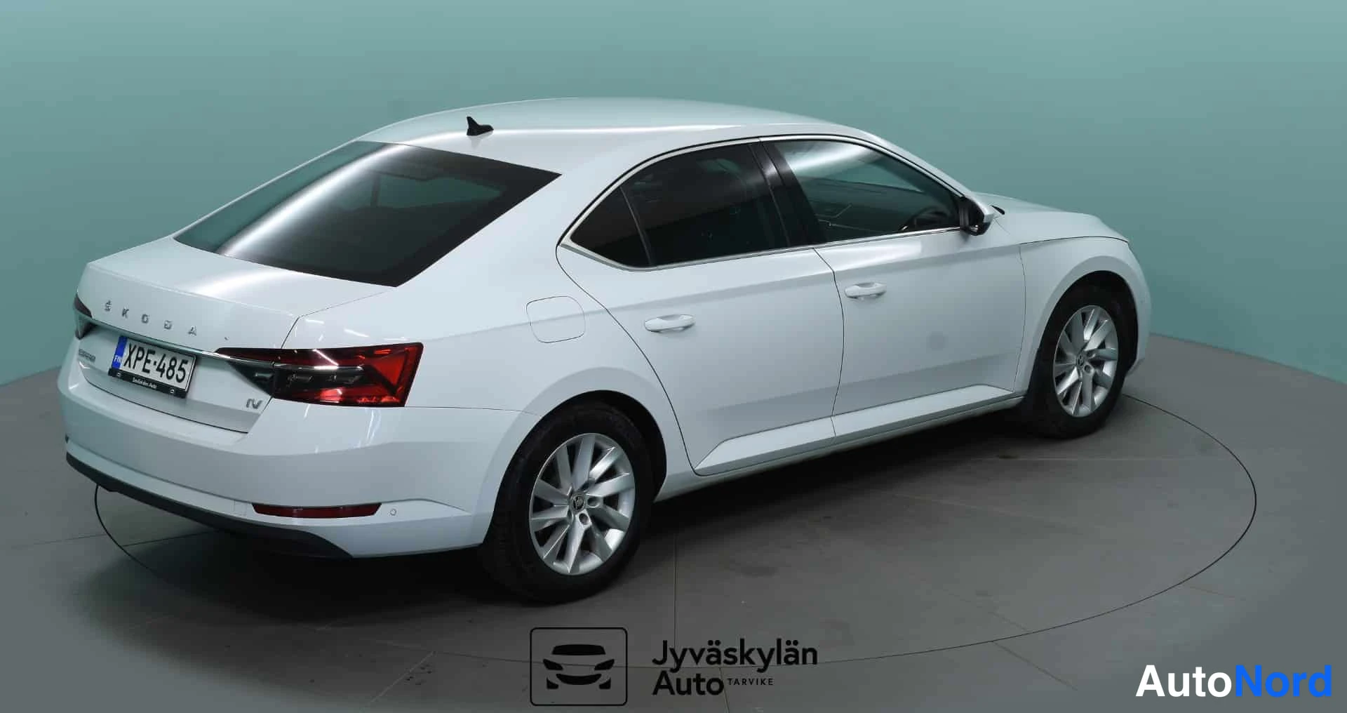Valkoinen Skoda Superb 2020, takaviisto, kuva 9