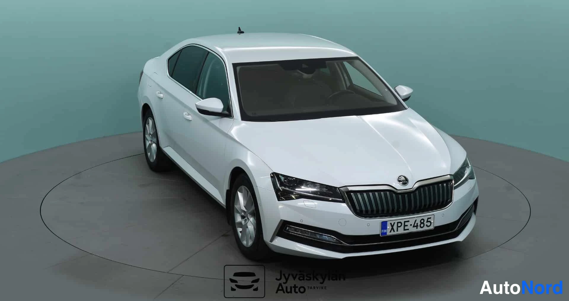 Valkoinen Skoda Superb 2020, etuviisto, keula oikealle, kuva 5