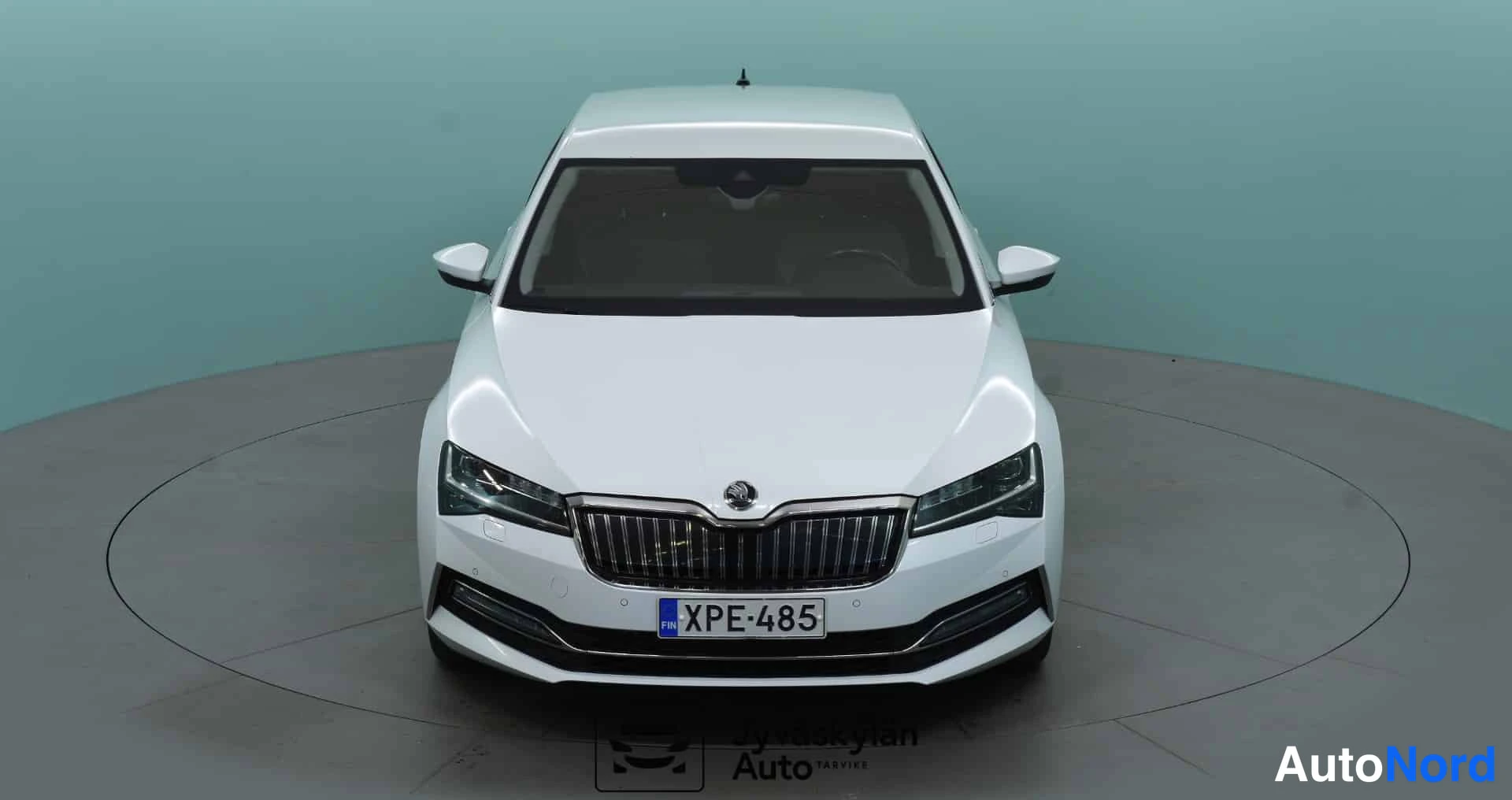 Valkoinen Skoda Superb 2020, edestä, kuva 6