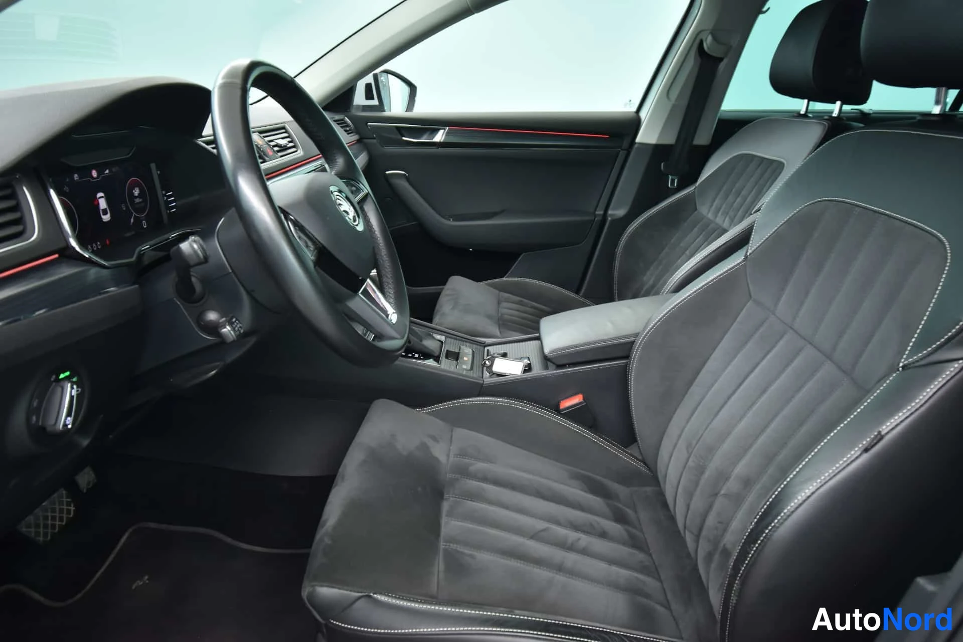 Valkoinen Skoda Superb 2020, etuistuimet, kuva 17
