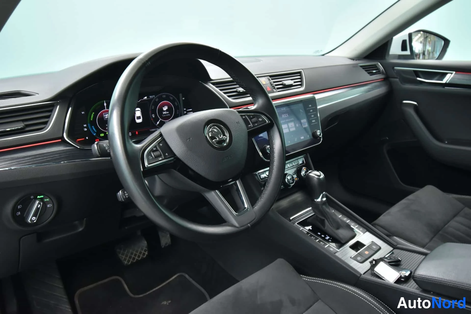 Valkoinen Skoda Superb 2020, ohjaamo, kuva 13