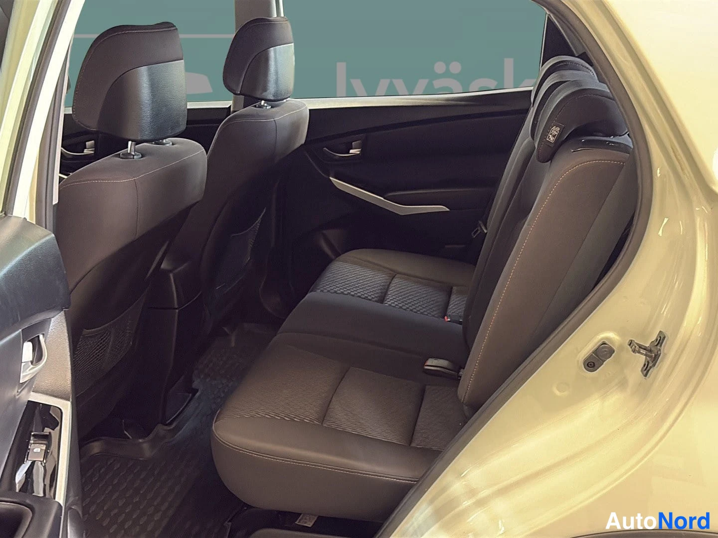 Valkoinen Ssangyong Korando 2015, takaistuimet, kuva 10