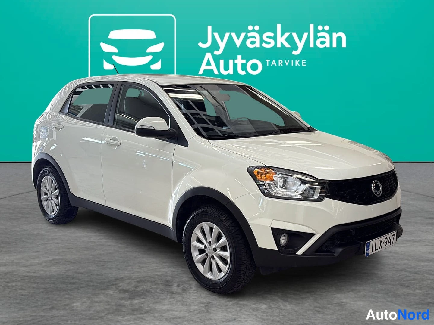 Valkoinen Ssangyong Korando 2015, etuviisto, keula oikealle, kuva 2