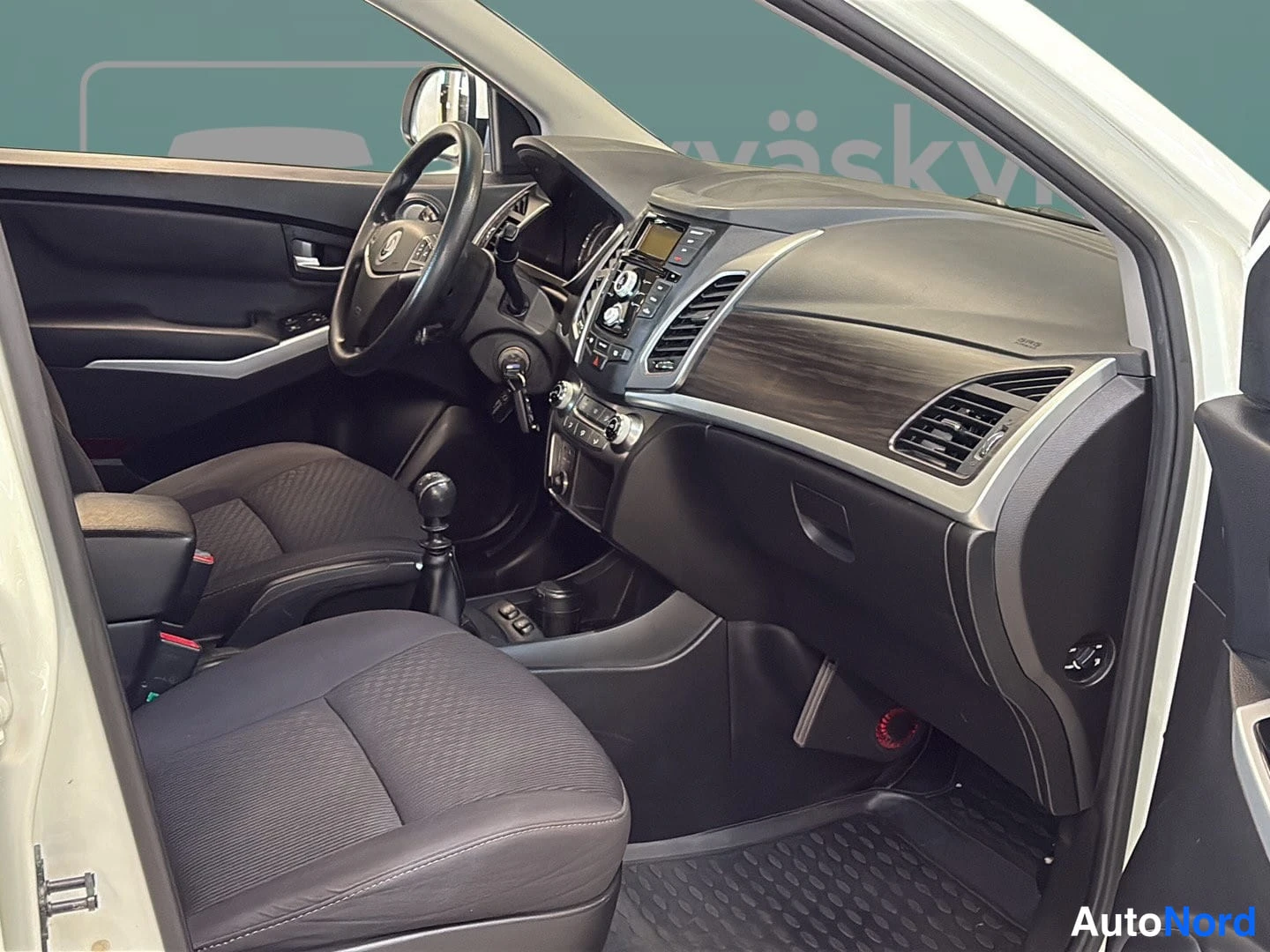 Valkoinen Ssangyong Korando 2015, ohjaamo, kuva 7