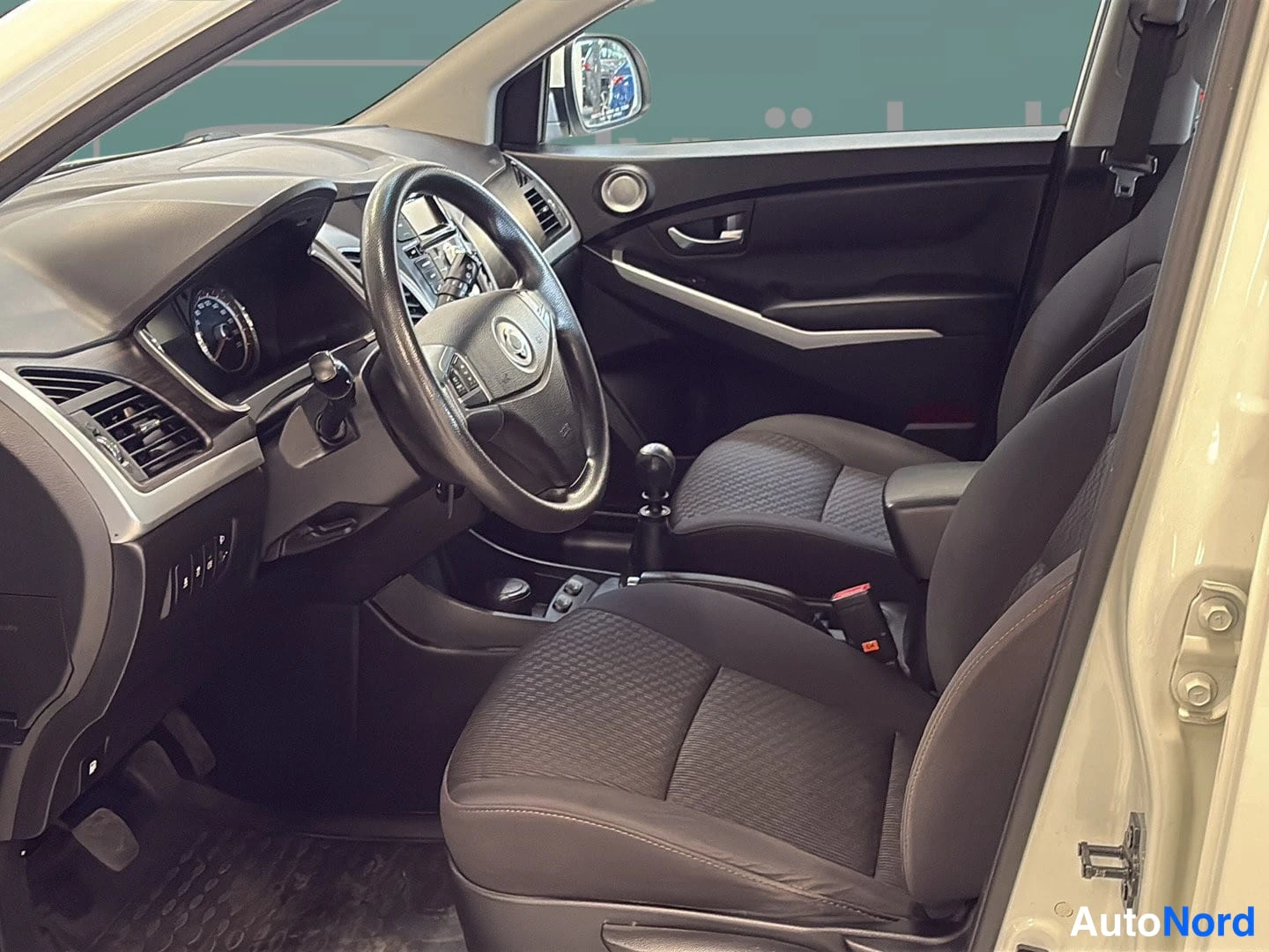 Valkoinen Ssangyong Korando 2015, etuistuimet, kuva 9