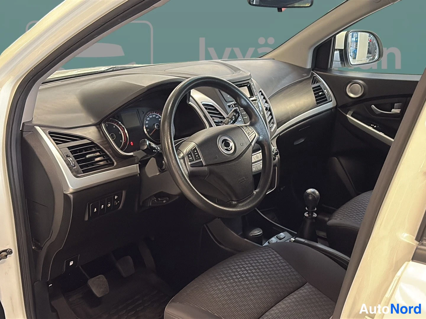 Valkoinen Ssangyong Korando 2015, ohjaamo, kuva 8