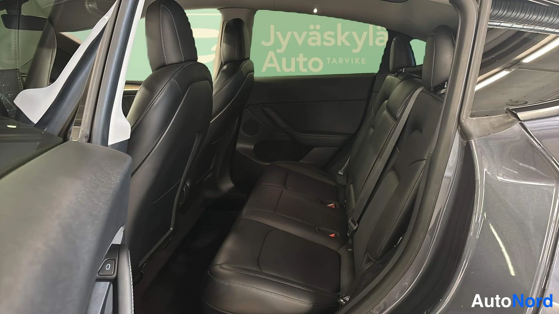 Harmaa Tesla Model Y 2021, takaistuimet, kuva 15