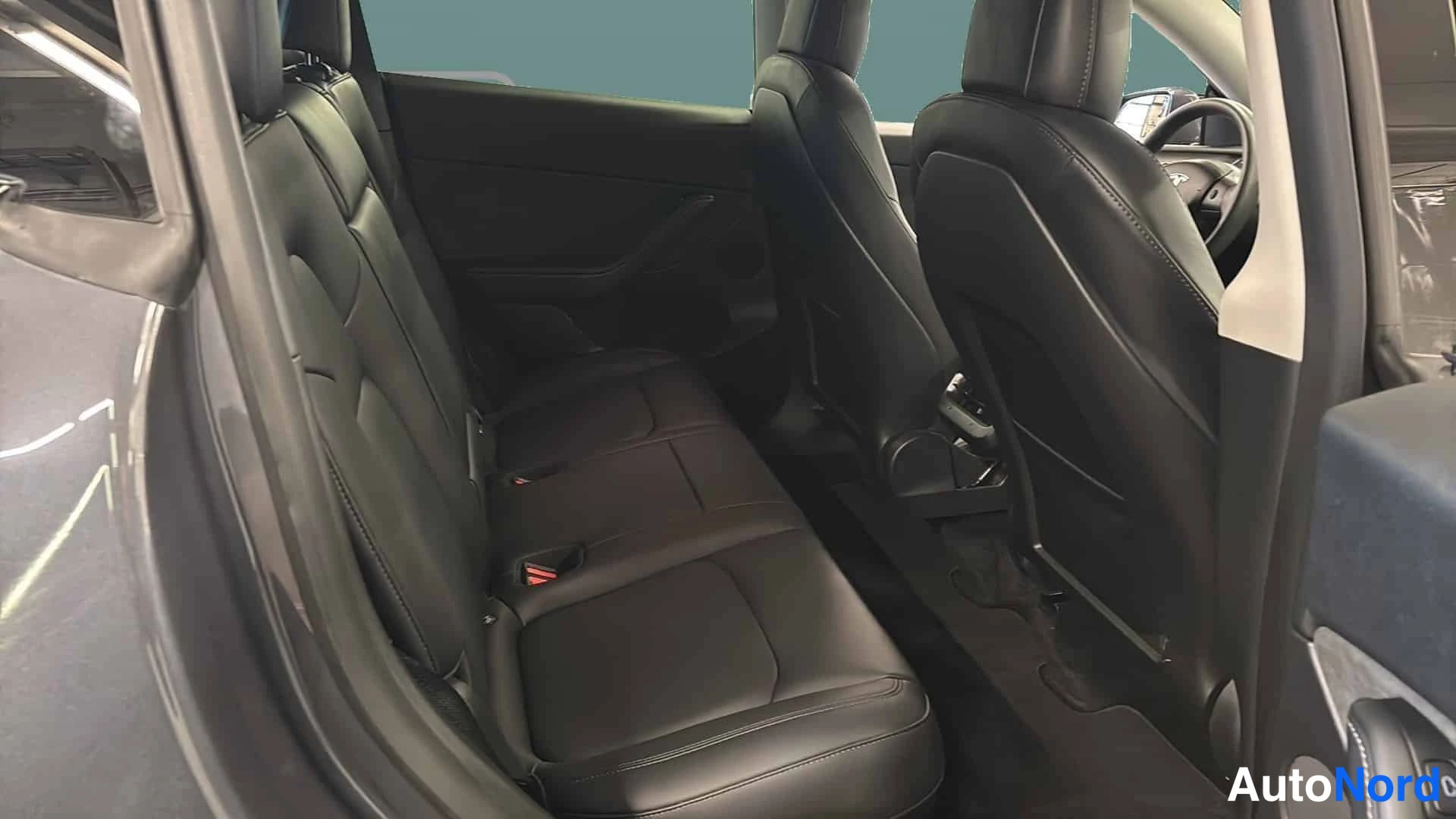Harmaa Tesla Model Y 2021, takaistuimet, kuva 14
