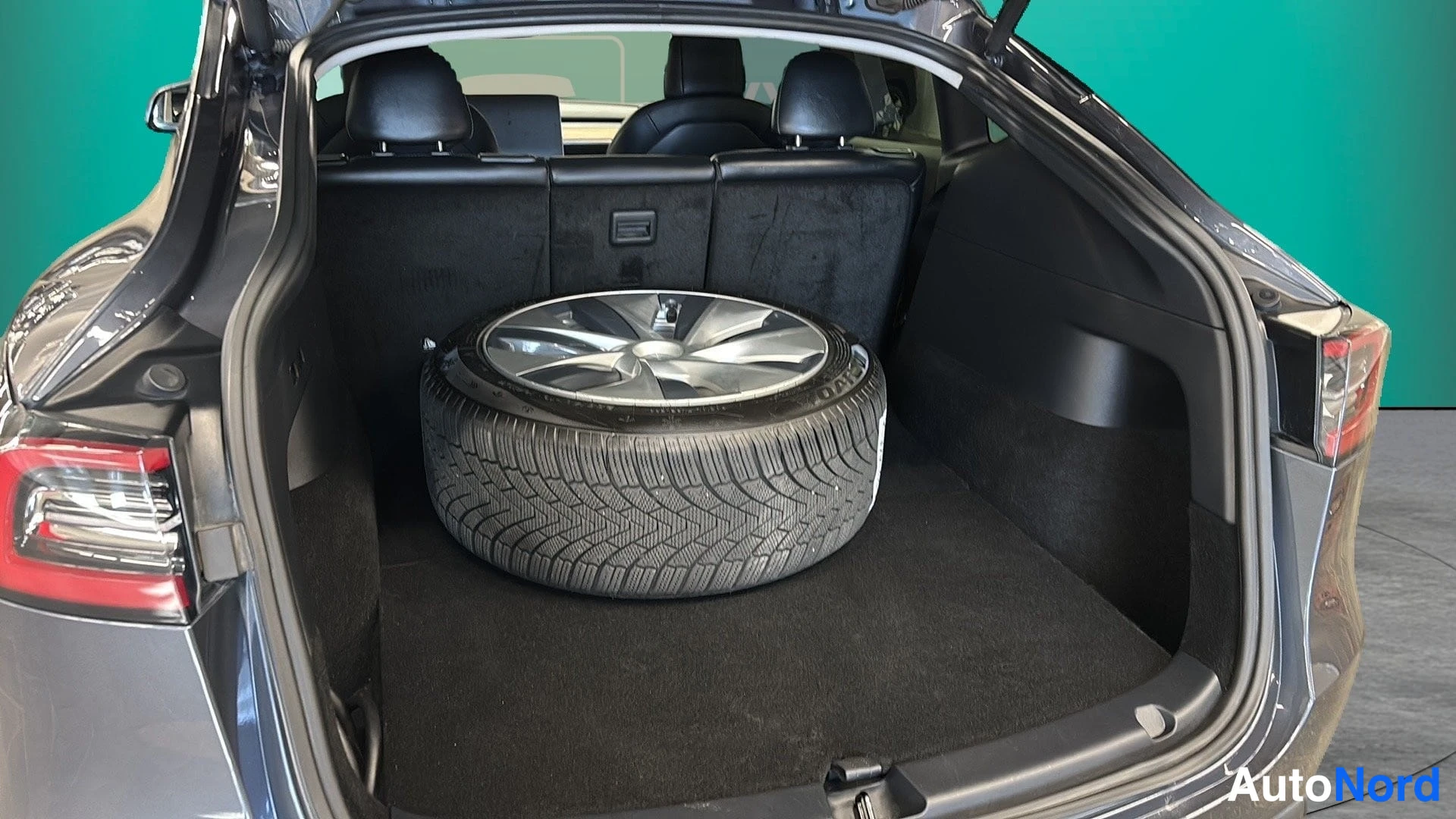 Harmaa Tesla Model Y 2021, tavaratila, kuva 16