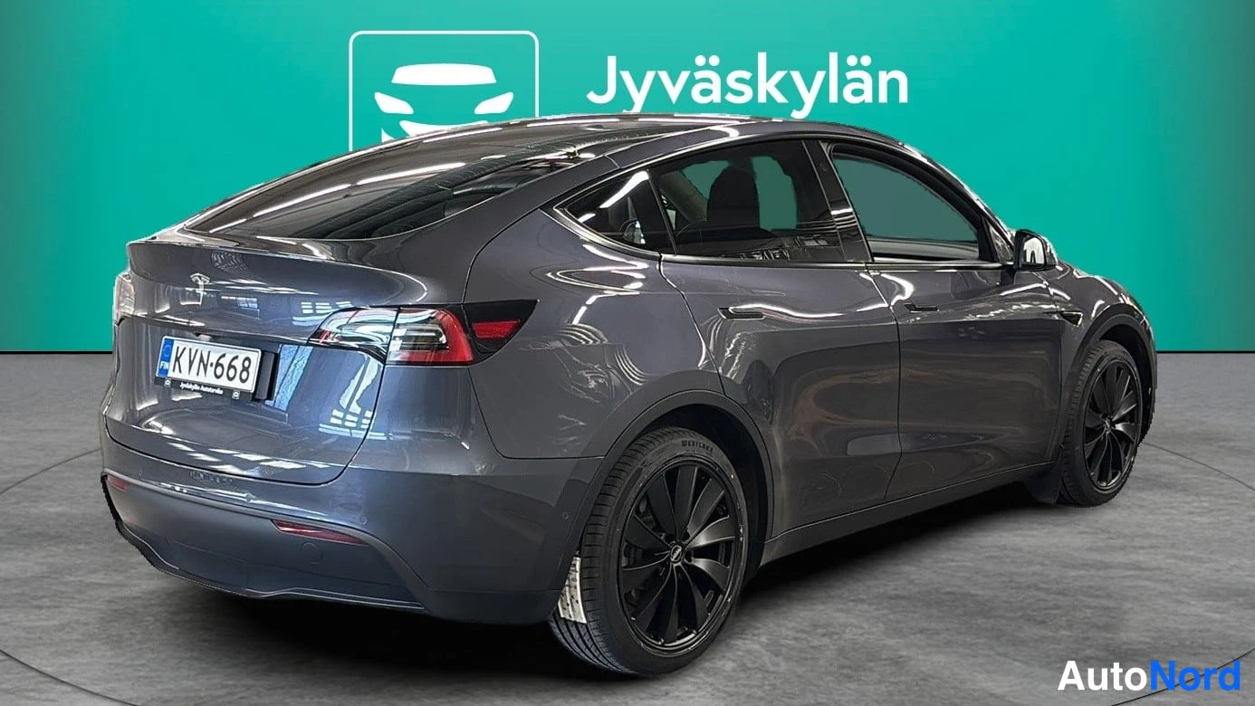 Harmaa Tesla Model Y 2021, takaviisto, kuva 7