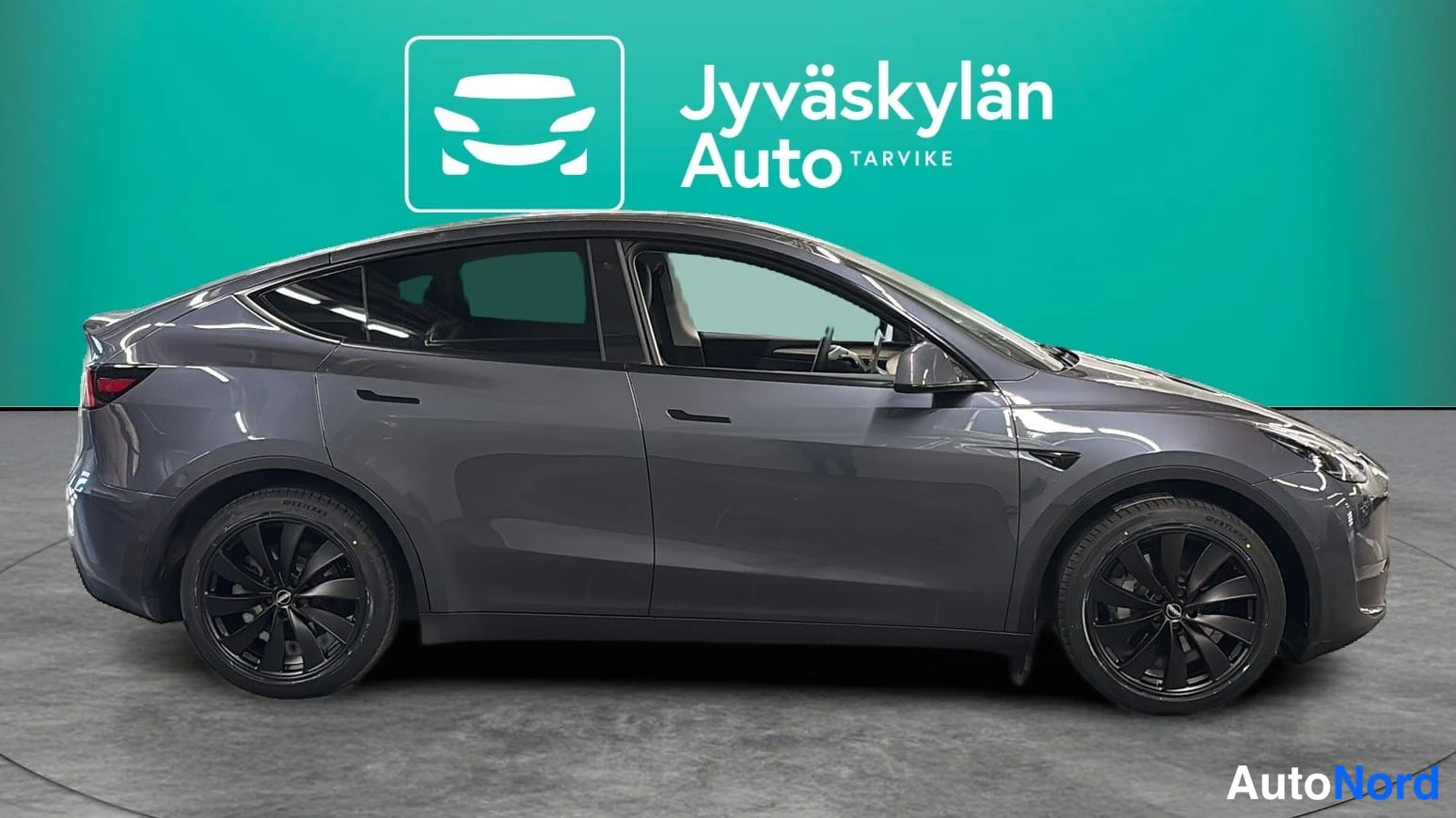 Harmaa Tesla Model Y 2021, etuviisto, keula oikealle, kuva 2