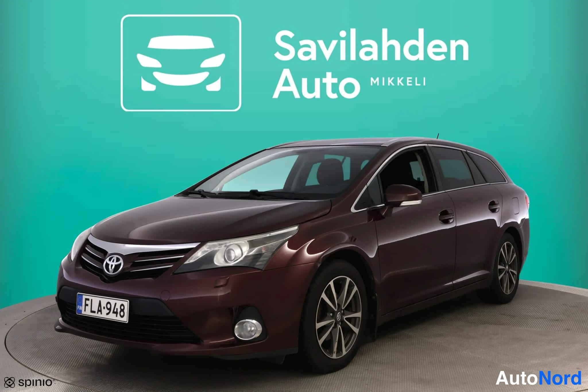 Punainen Toyota Avensis 2013, etuviisto, keula vasemmalle, kuva 2
