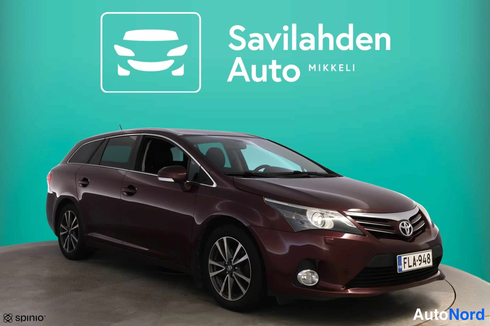 Punainen Toyota Avensis 2013, etuviisto, keula oikealle, kuva 5