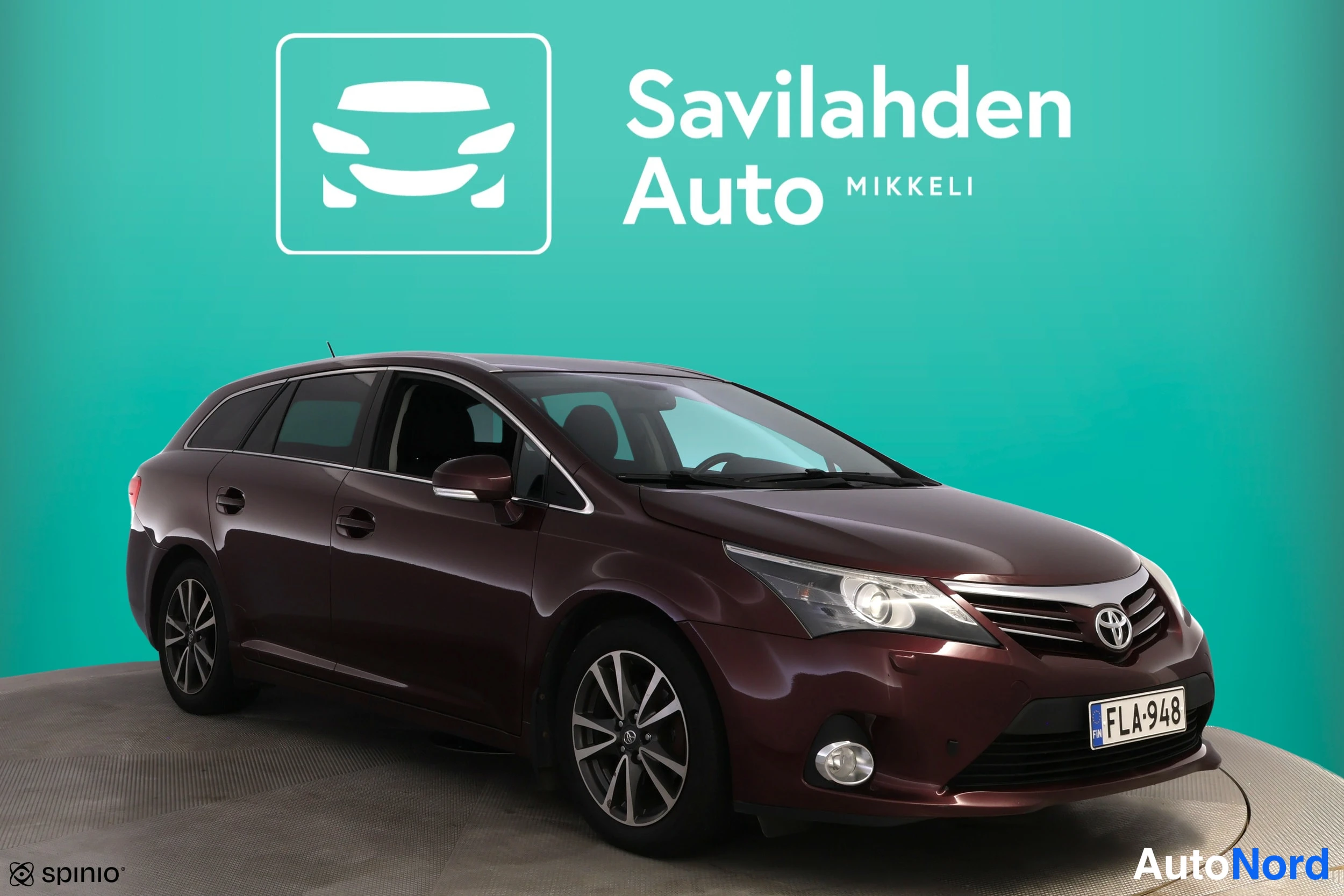Punainen Toyota Avensis 2013, etuviisto, keula oikealle, kuva 6
