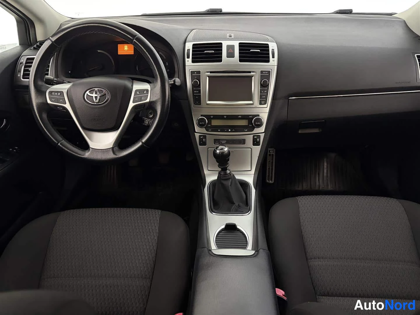 Punainen Toyota Avensis 2013, ohjaamo, kuva 13