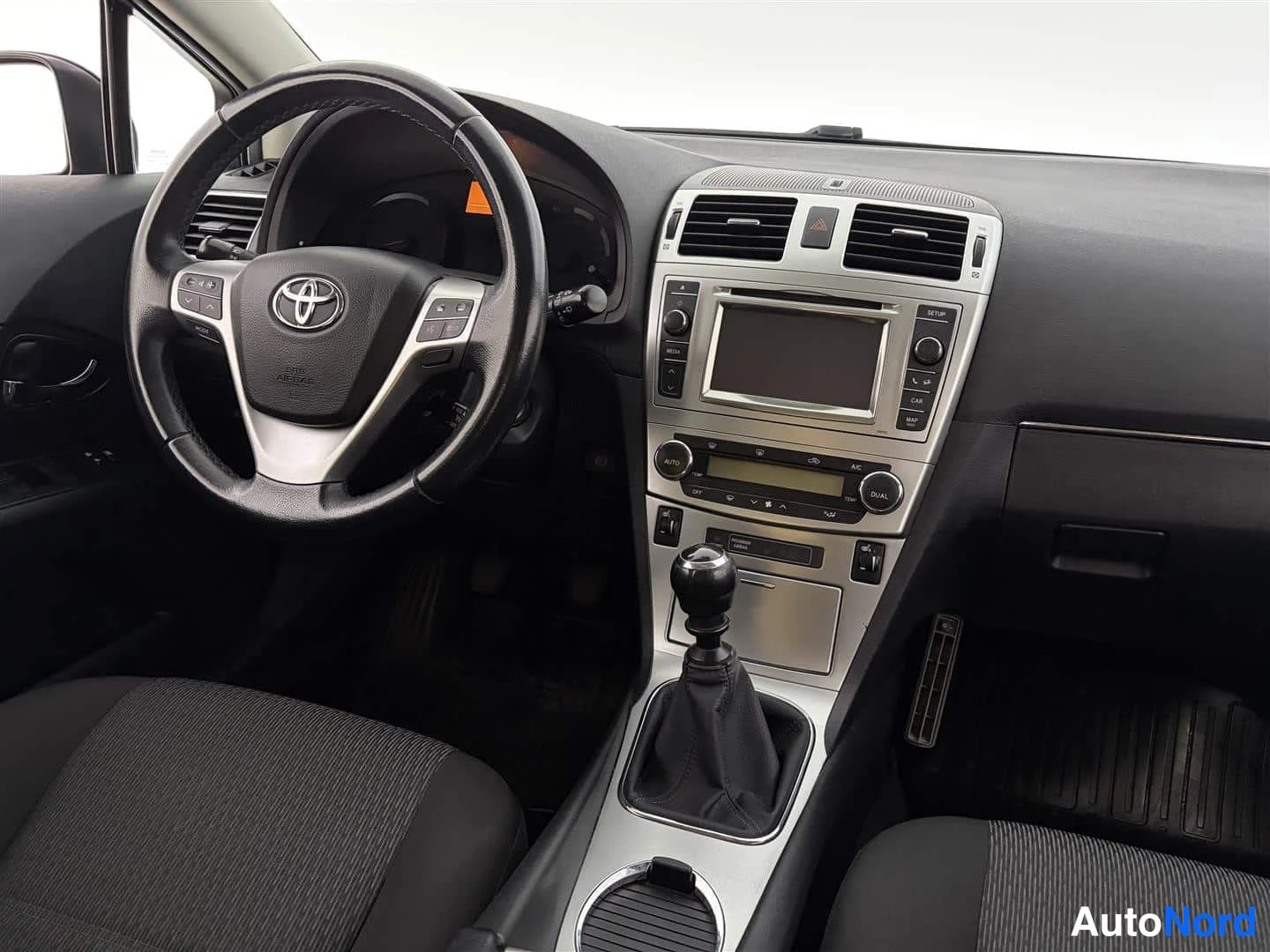 Punainen Toyota Avensis 2013, ohjaamo, kuva 14