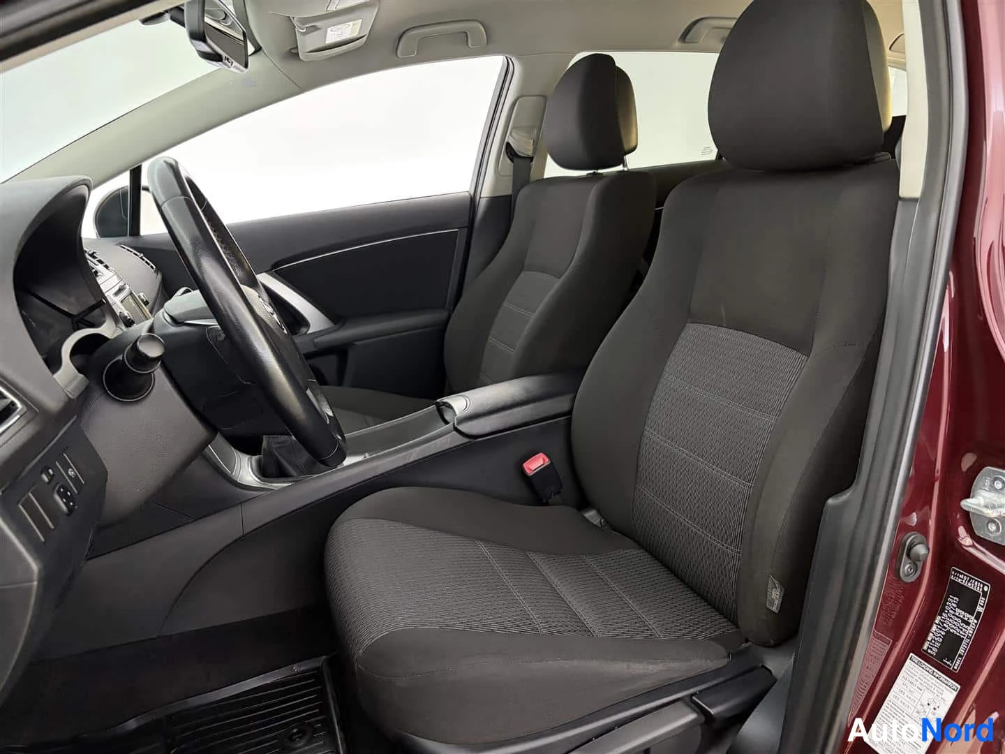 Punainen Toyota Avensis 2013, etuistuimet, kuva 18