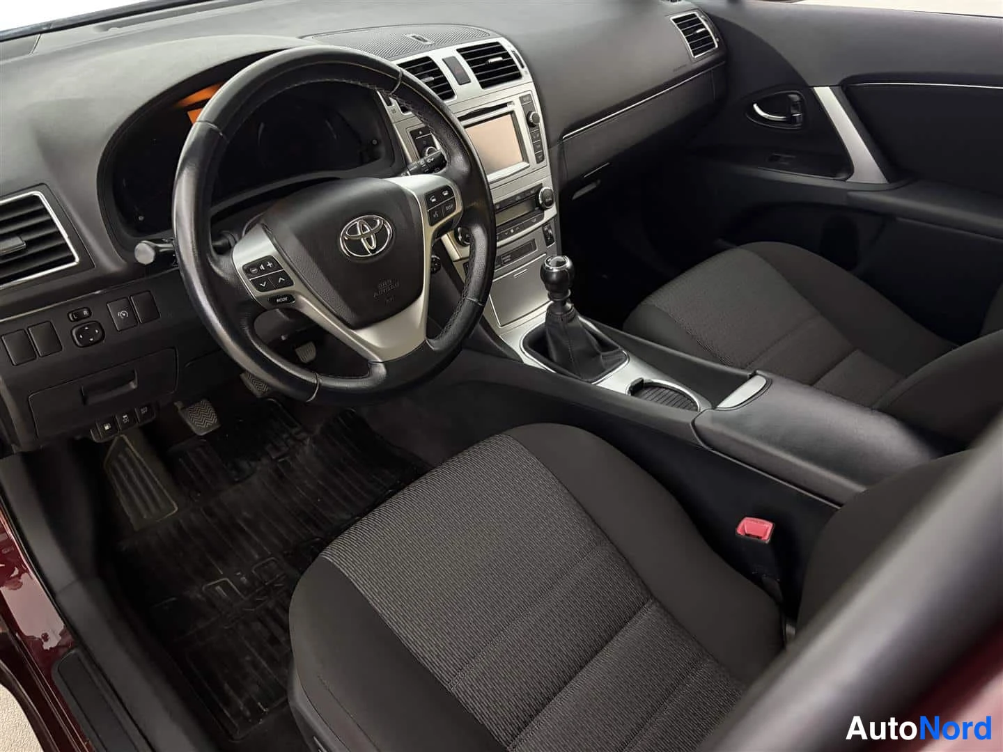 Punainen Toyota Avensis 2013, ohjaamo, kuva 15