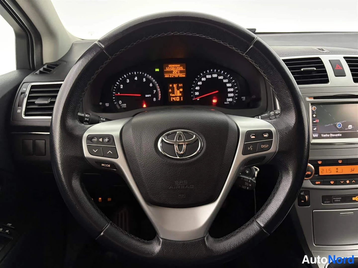 Punainen Toyota Avensis 2013, ohjaamo, kuva 16