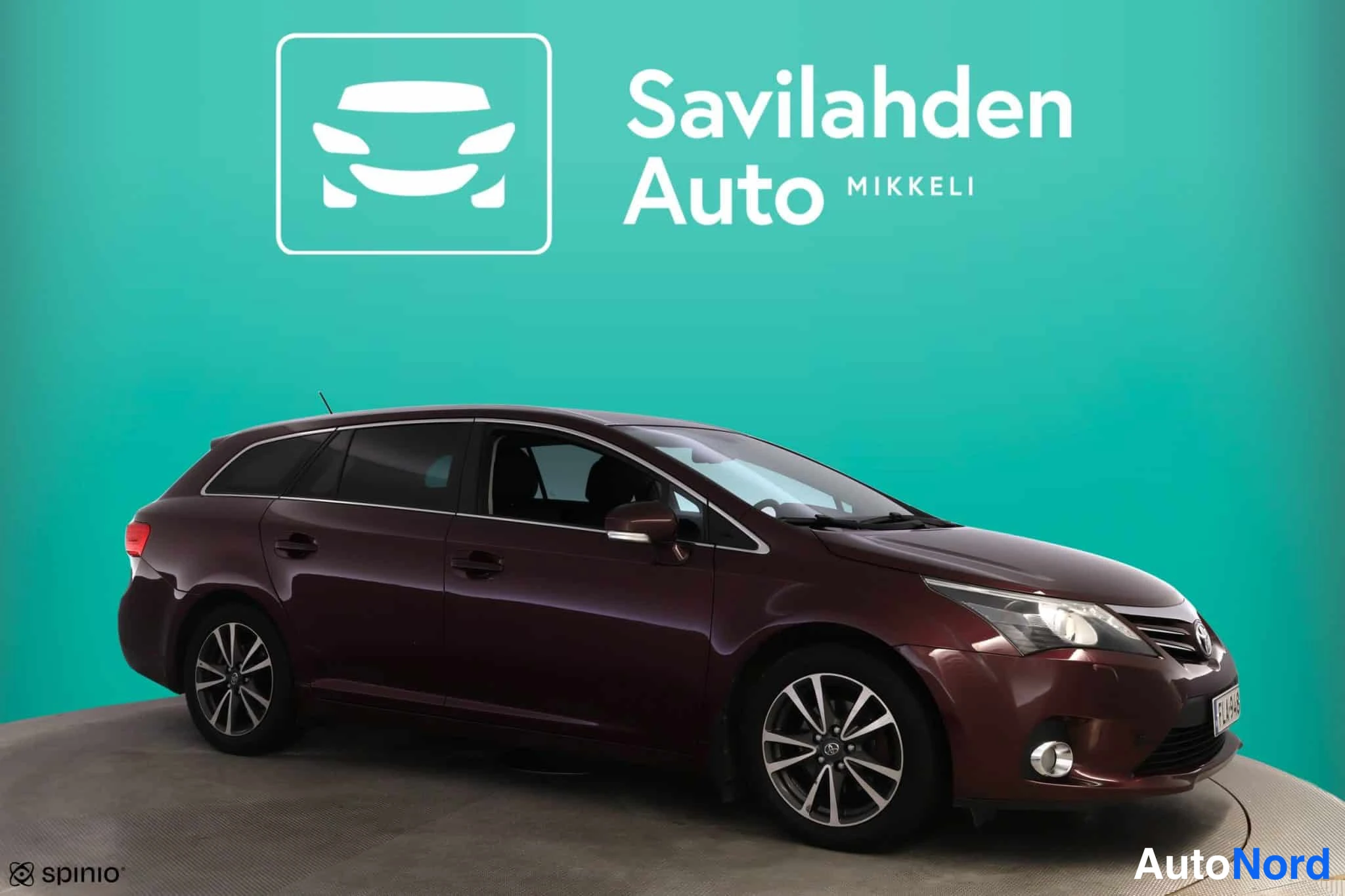 Punainen Toyota Avensis 2013, etuviisto, keula oikealle, kuva 3