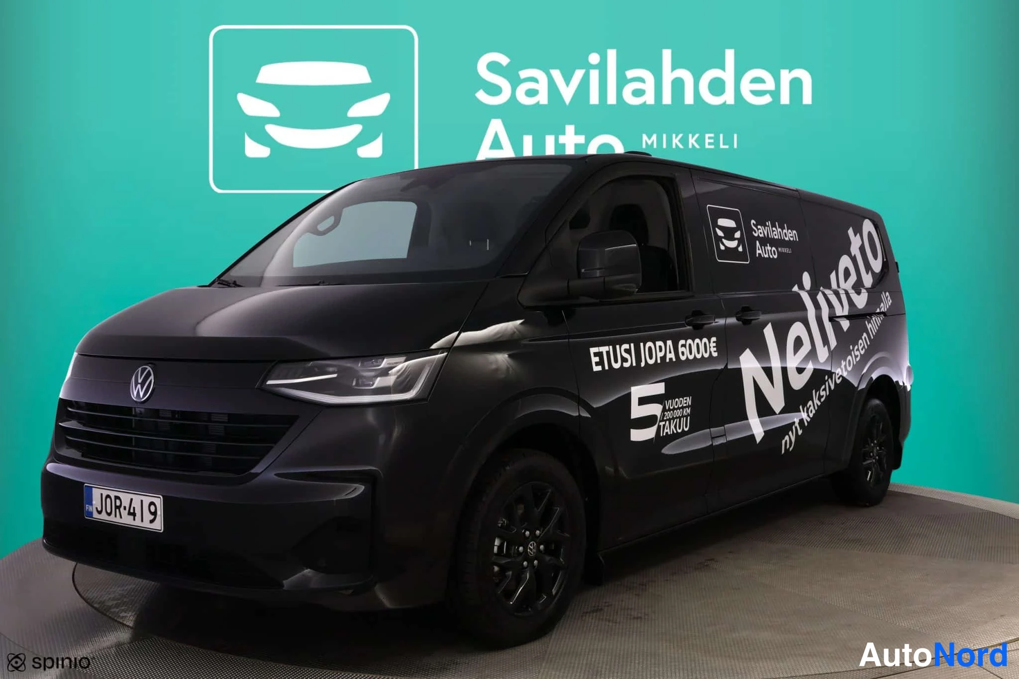 Musta Volkswagen Transporter 2026, etuviisto, keula vasemmalle, kuva 2