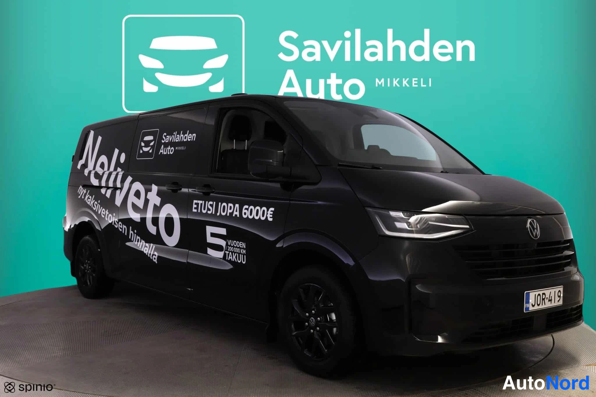 Musta Volkswagen Transporter 2026, etuviisto, keula oikealle, kuva 5