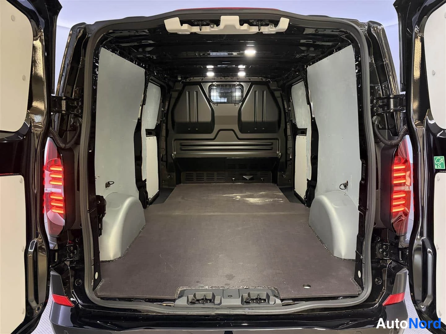 Musta Volkswagen Transporter 2026, tavaratila, kuva 16
