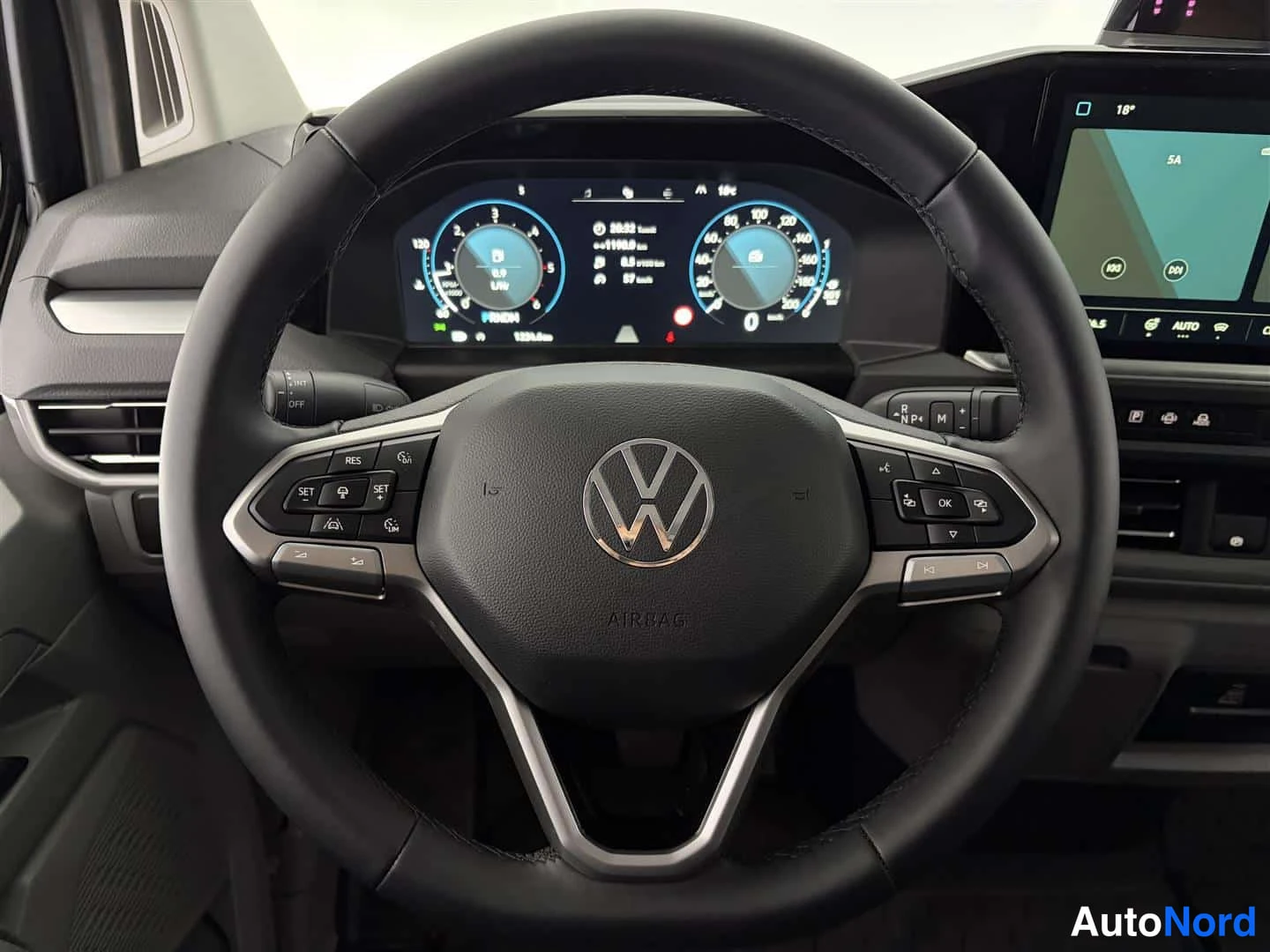 Musta Volkswagen Transporter 2026, ohjaamo, kuva 14