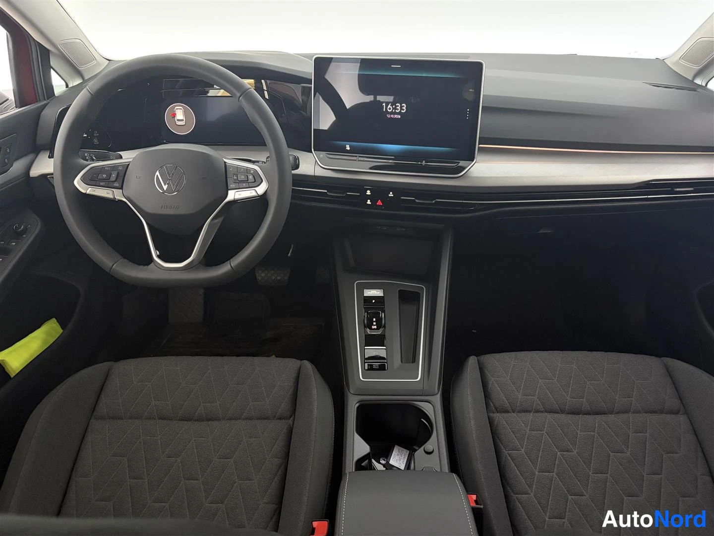 Punainen Volkswagen Golf 2026, ohjaamo, kuva 12