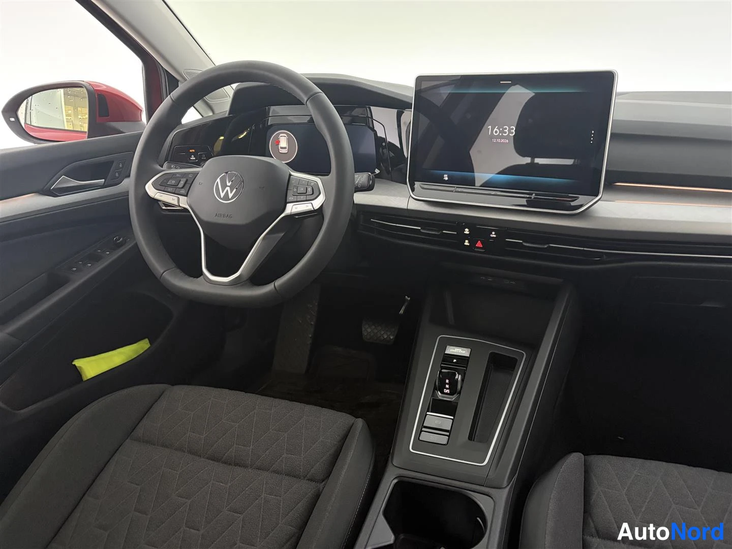 Punainen Volkswagen Golf 2026, ohjaamo, kuva 14