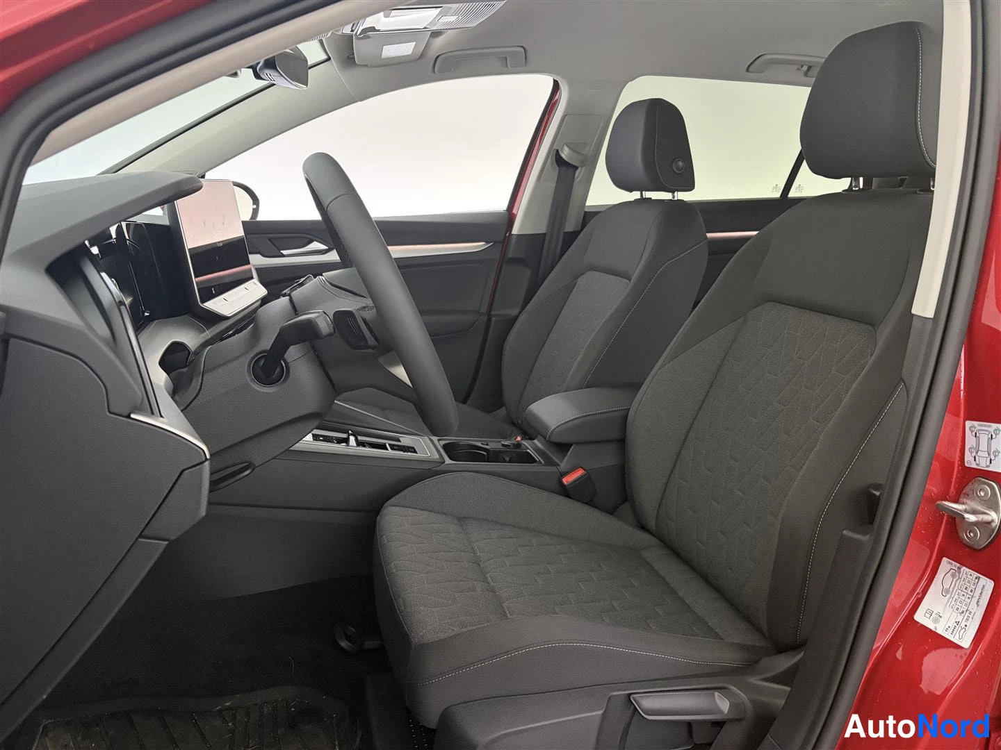 Punainen Volkswagen Golf 2026, etuistuimet, kuva 17