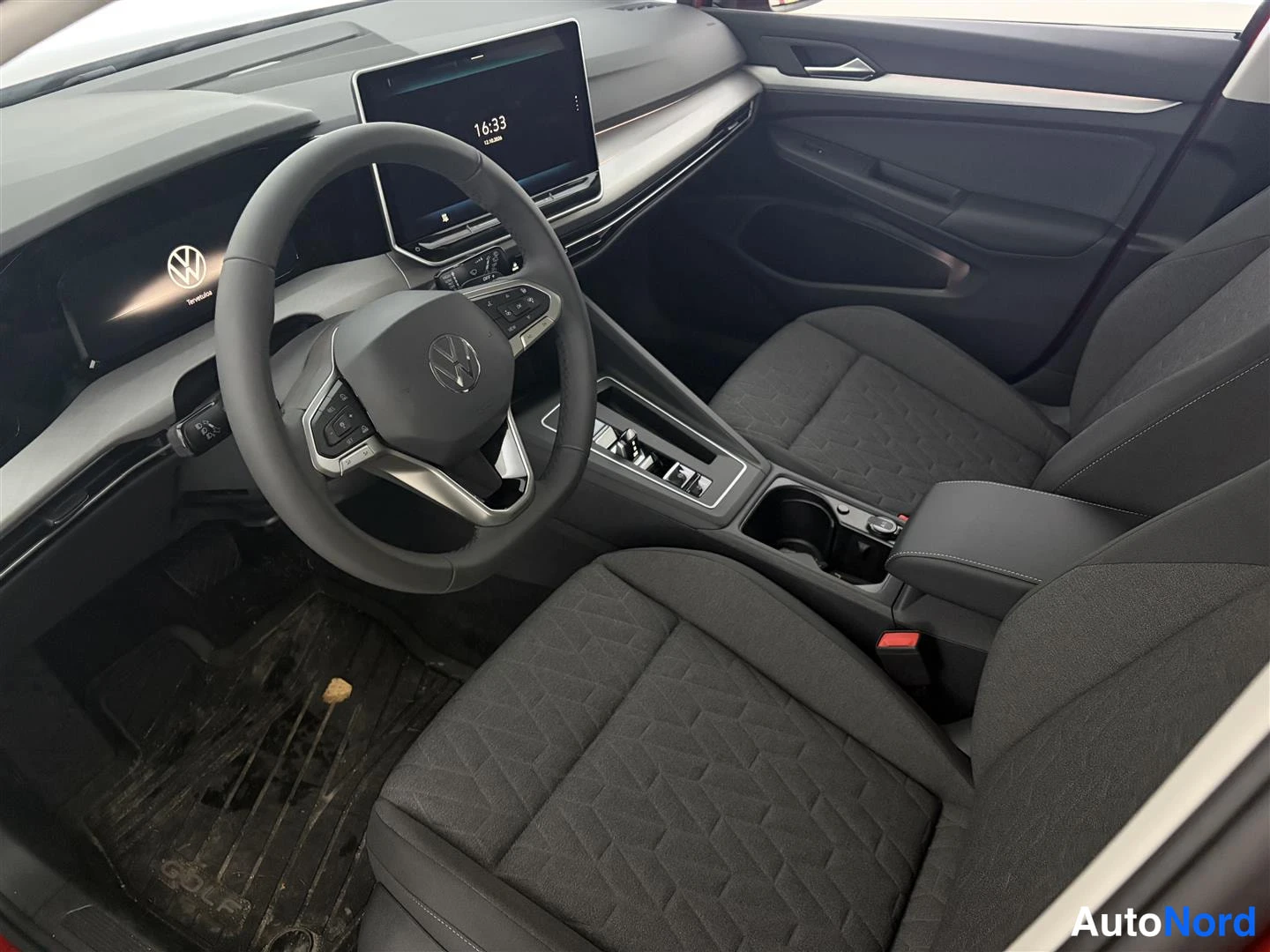 Punainen Volkswagen Golf 2026, ohjaamo, kuva 15