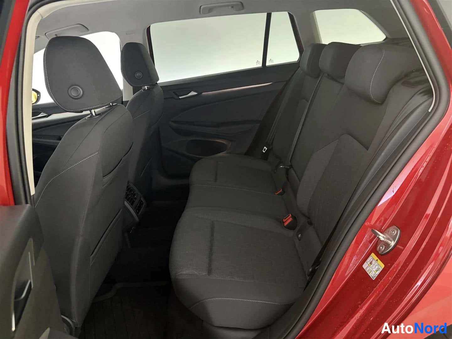 Punainen Volkswagen Golf 2026, takaistuimet, kuva 18