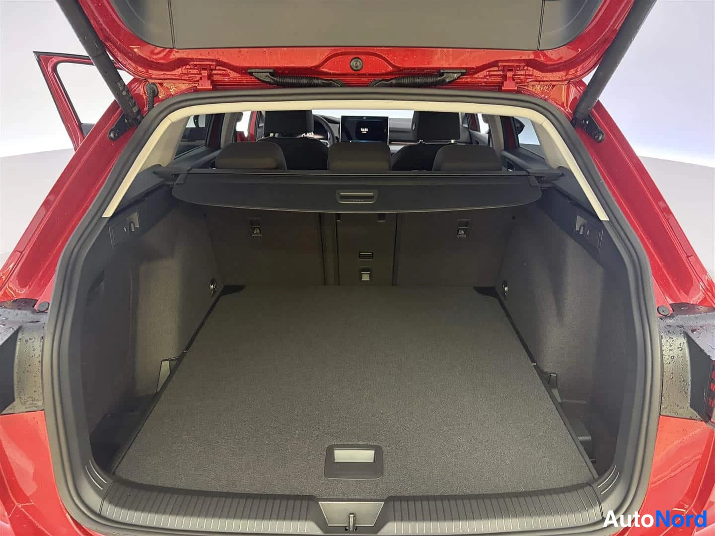 Punainen Volkswagen Golf 2026, tavaratila, kuva 19