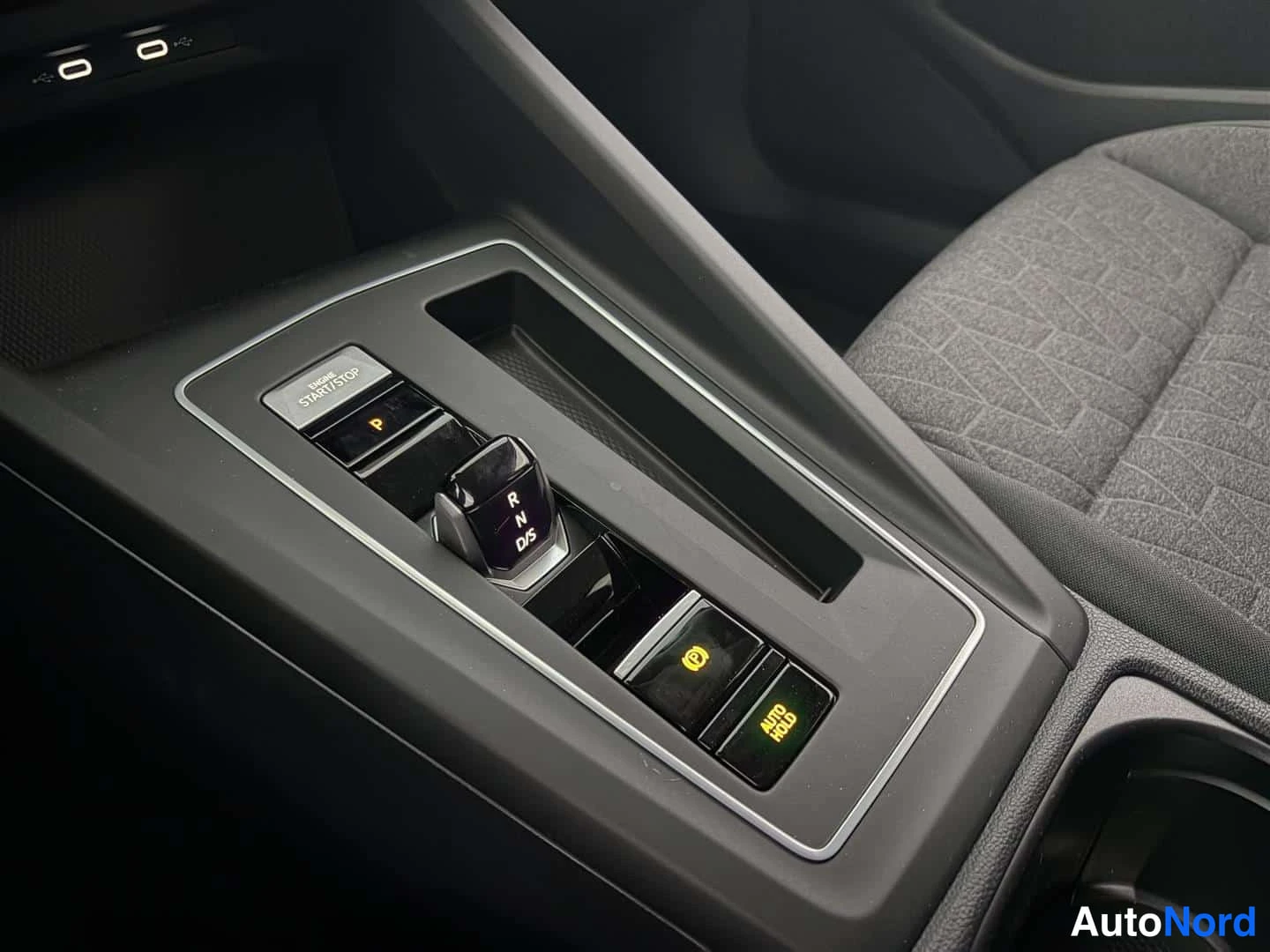 Punainen Volkswagen Golf 2026, yksityiskohta, kuva 26