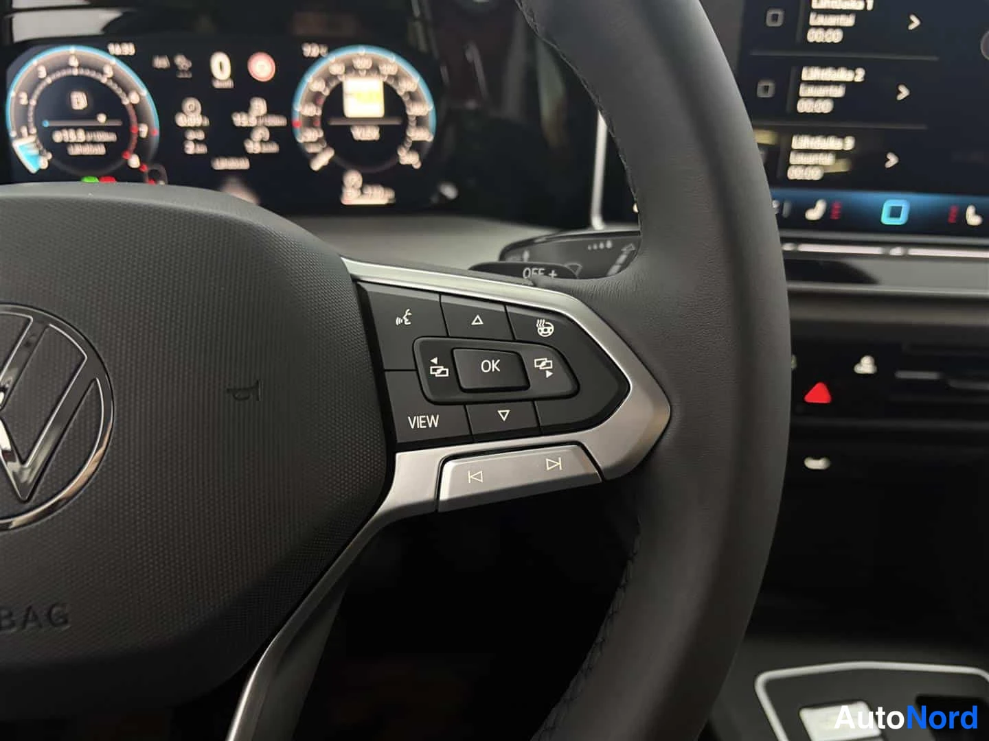 Punainen Volkswagen Golf 2026, yksityiskohta, kuva 28