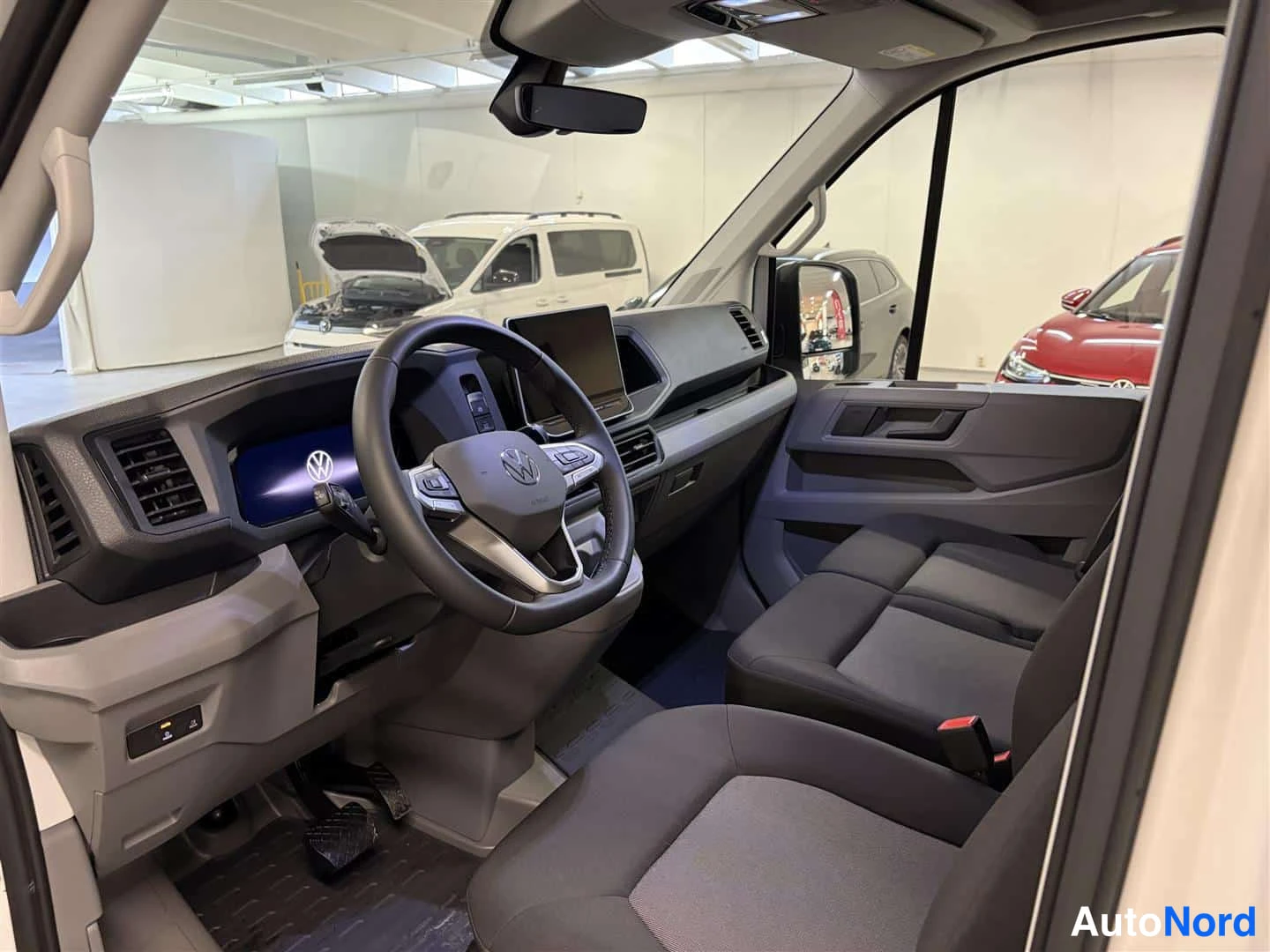 Valkoinen Volkswagen Crafter 2026, ohjaamo, kuva 8