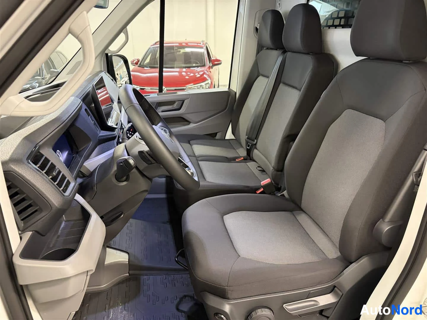 Valkoinen Volkswagen Crafter 2026, etuistuimet, kuva 10