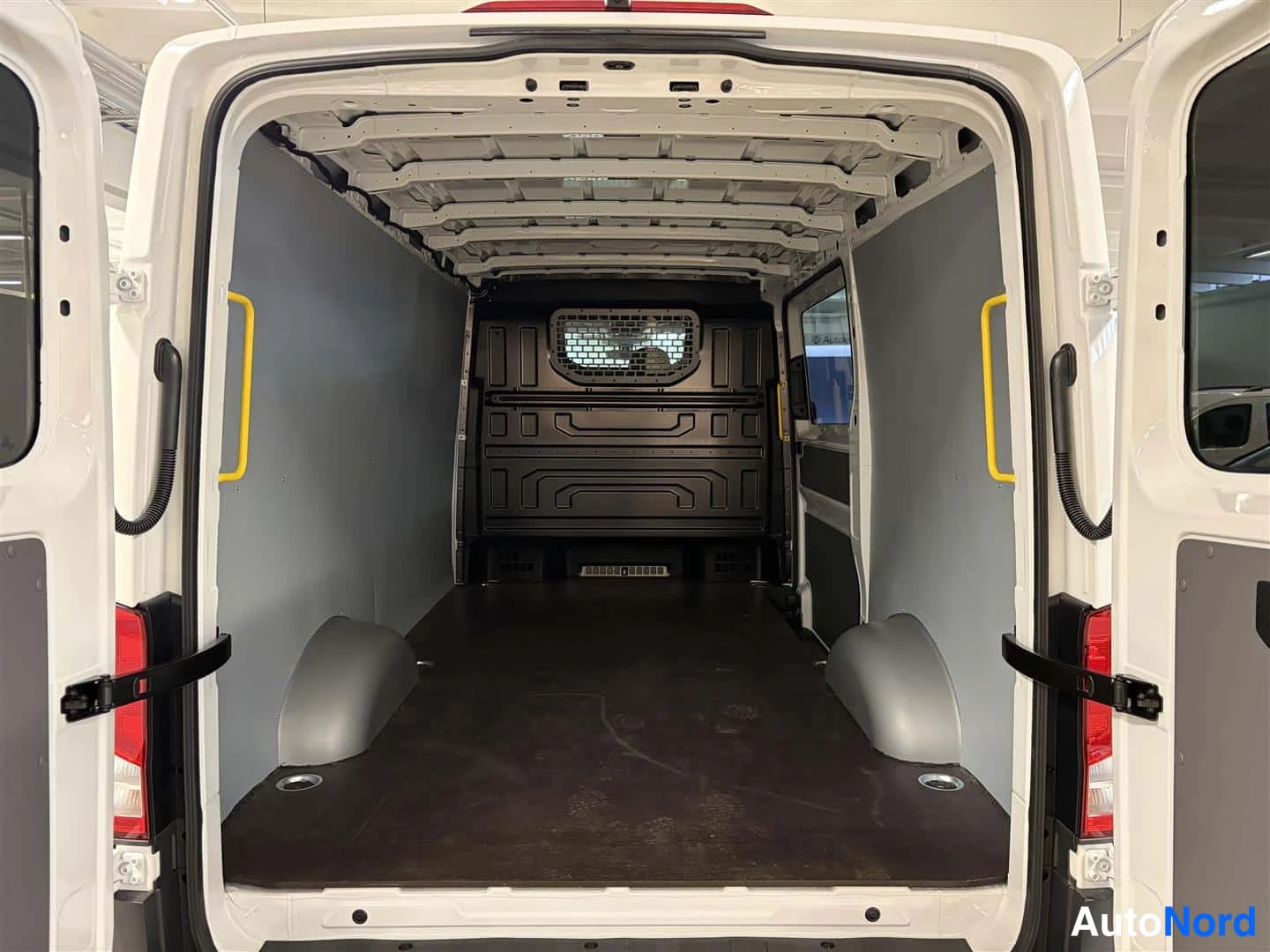 Valkoinen Volkswagen Crafter 2026, tavaratila, kuva 11