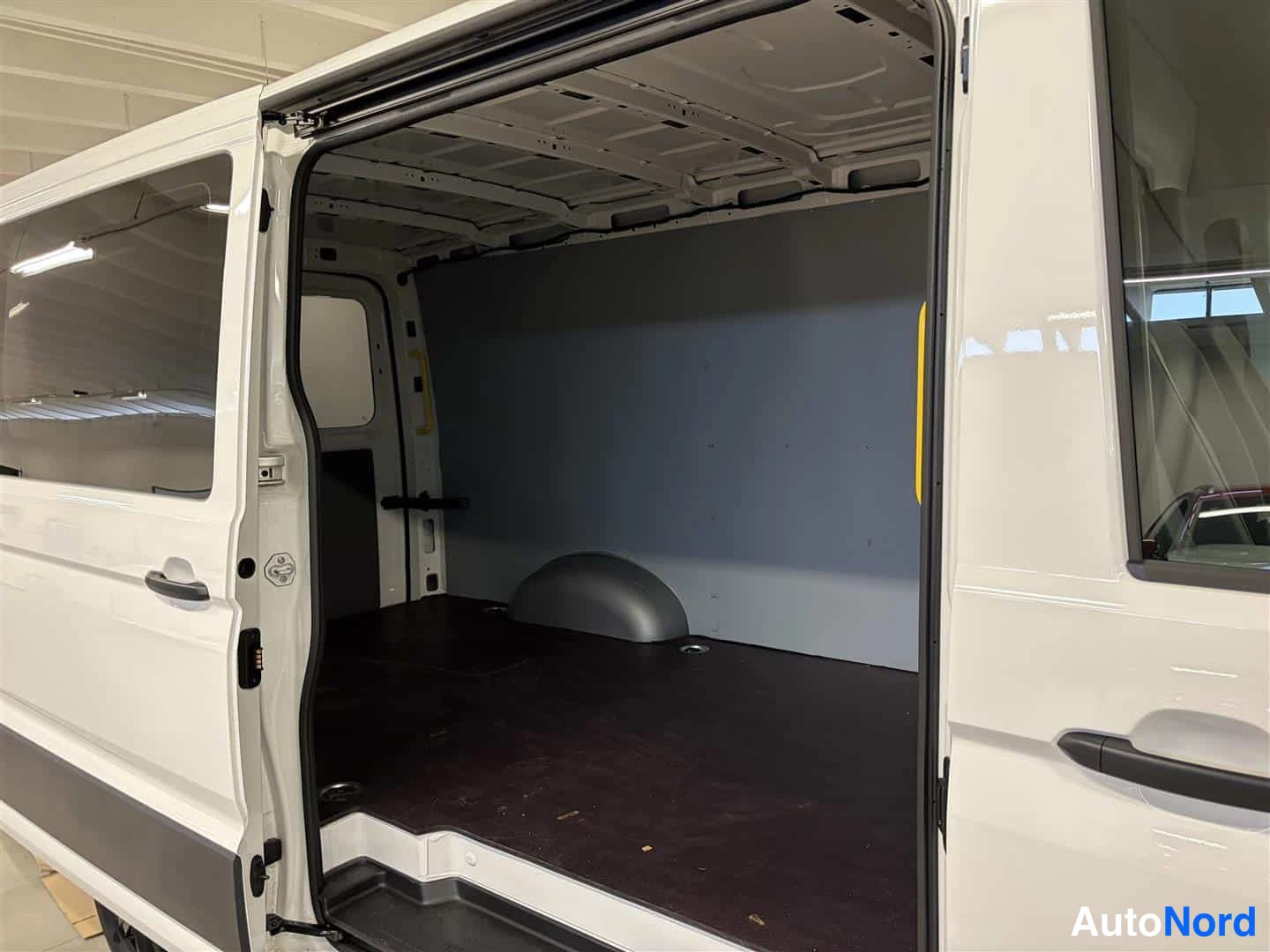 Valkoinen Volkswagen Crafter 2026, sivulta, kuva 3