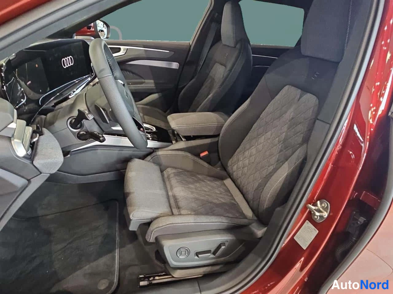 Punainen Audi A6 2025, etuistuimet, kuva 11